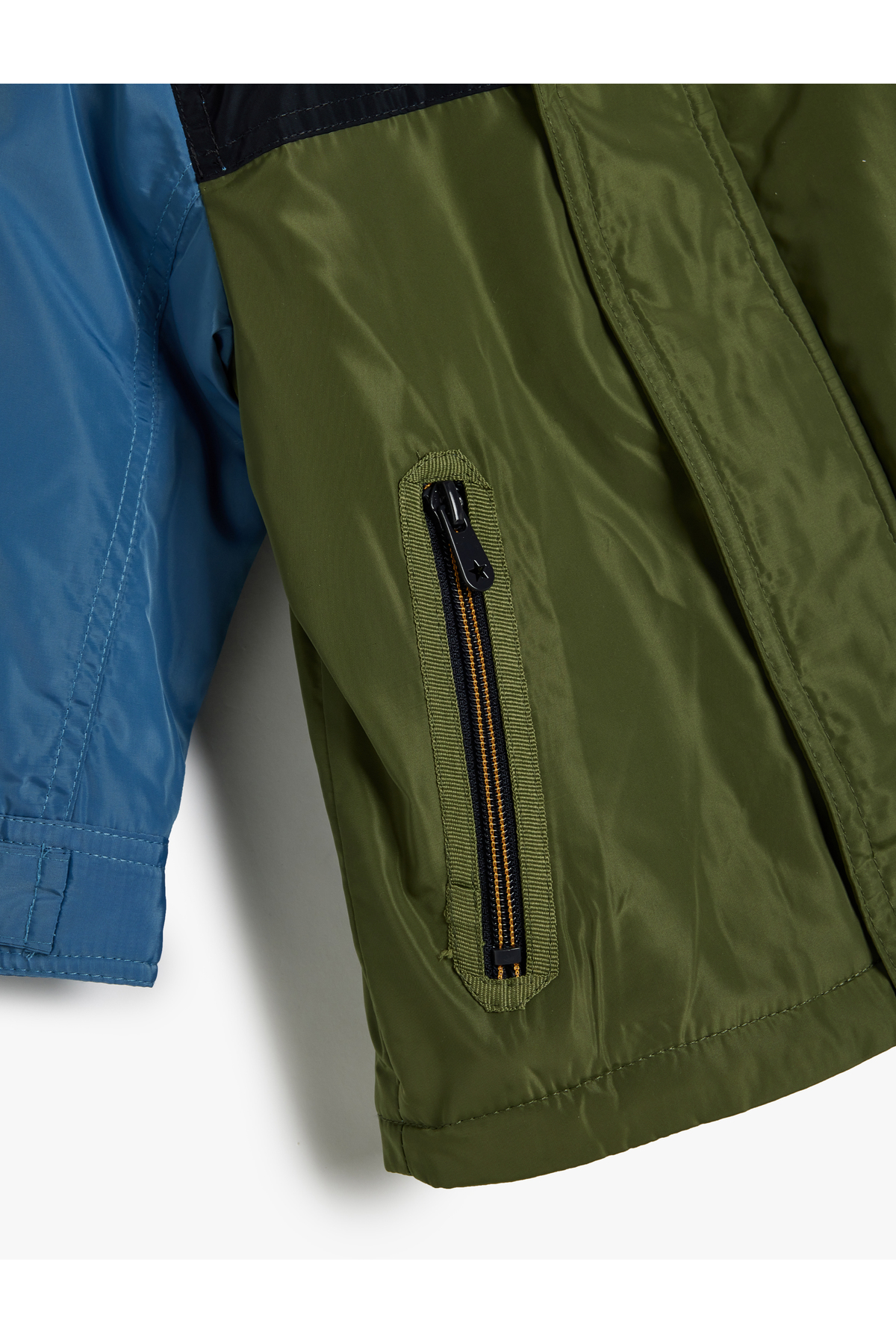 Koton Kapşonlu mont soğuk kış günlerinde ideal bir tercih oluyor. Montun fermuar detaylı cepleri minikl fotoğrafı 4 (önizleme)