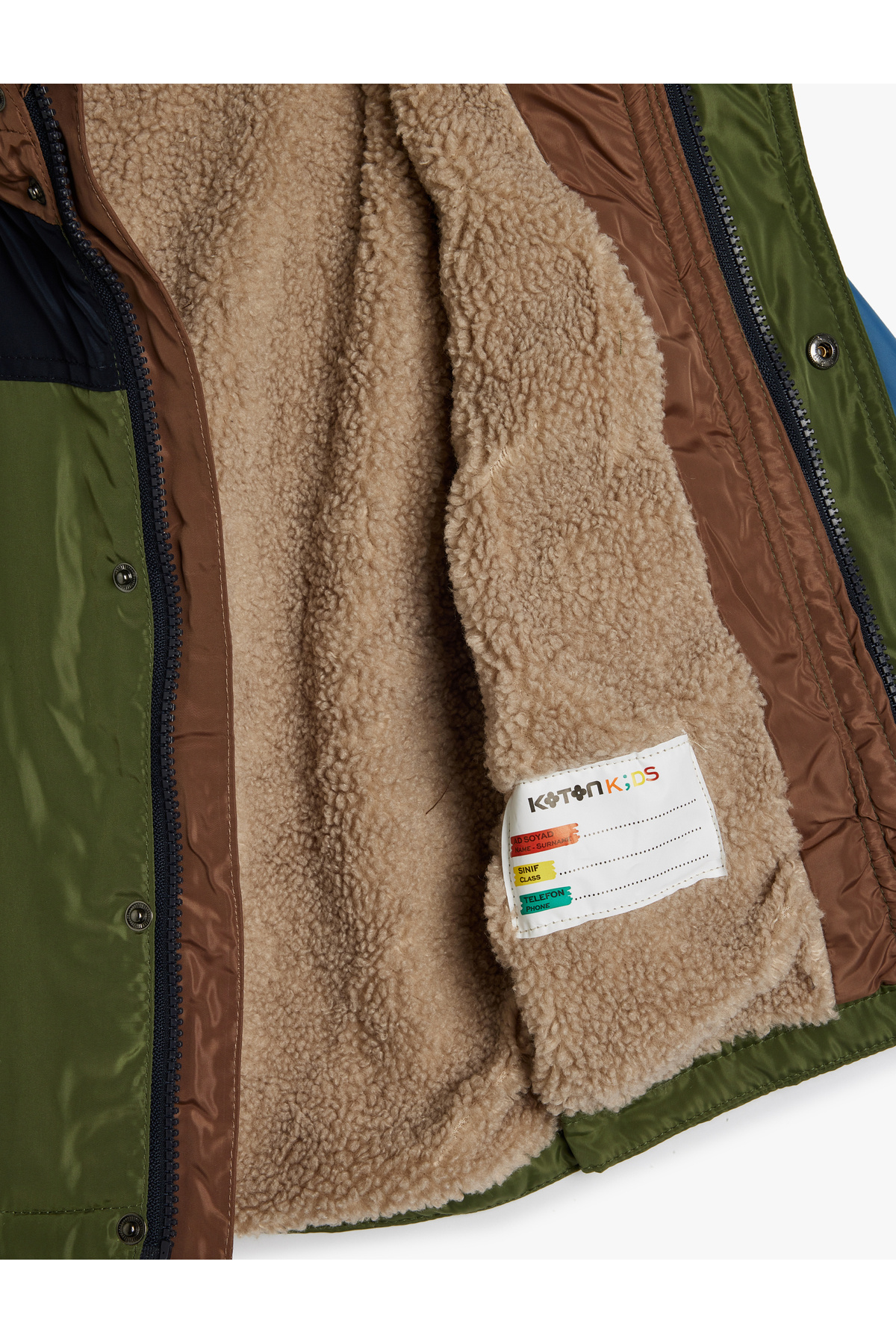 Koton Kapşonlu mont soğuk kış günlerinde ideal bir tercih oluyor. Montun fermuar detaylı cepleri minikl fotoğrafı 3 (önizleme)