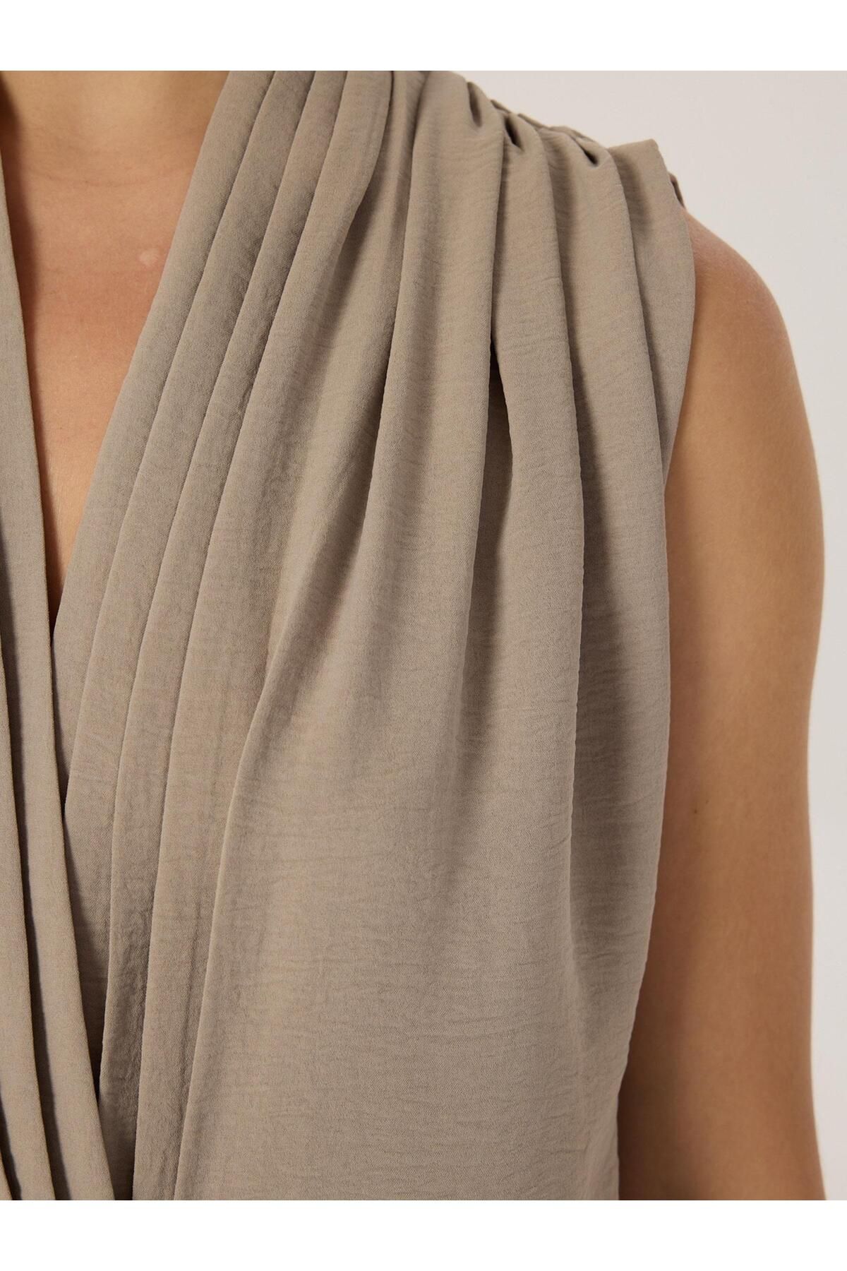 RİVUS-Gray V-Neck Pleated Sleeveless Blouse 5