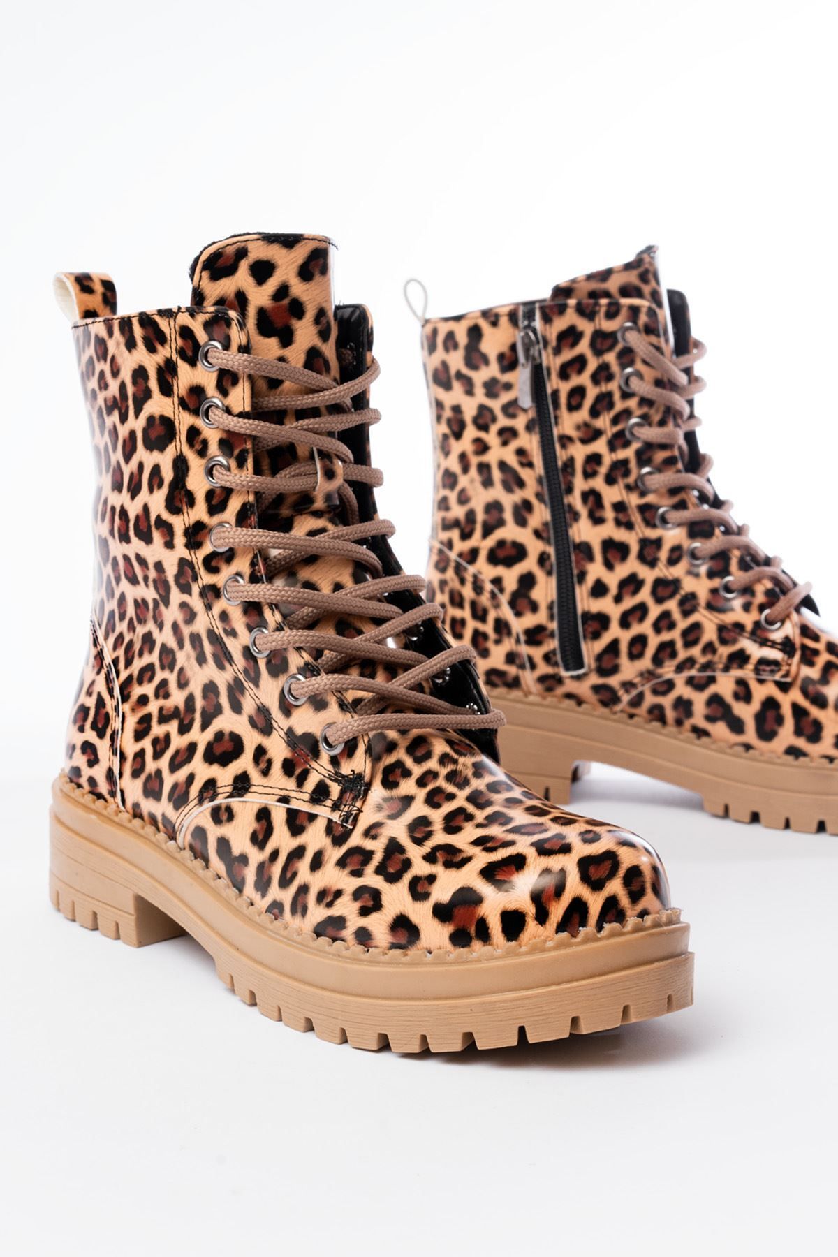 ASFSTORE 2121-356 Parlak Leopar Bağcıklı Fermuarlı Günlük Kadın Bot