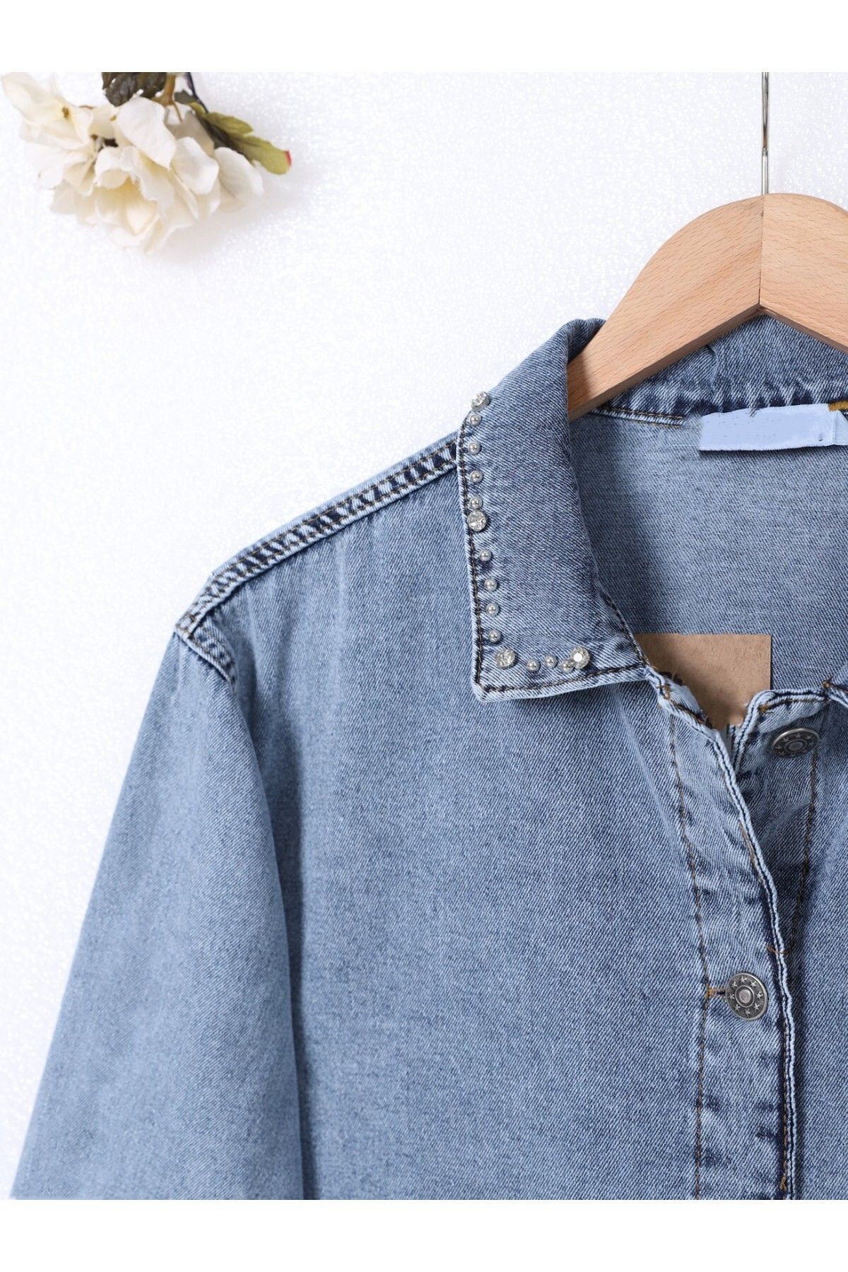 Modamorfo-Eisblaue Jeansjacke mit Steinstickerei 2