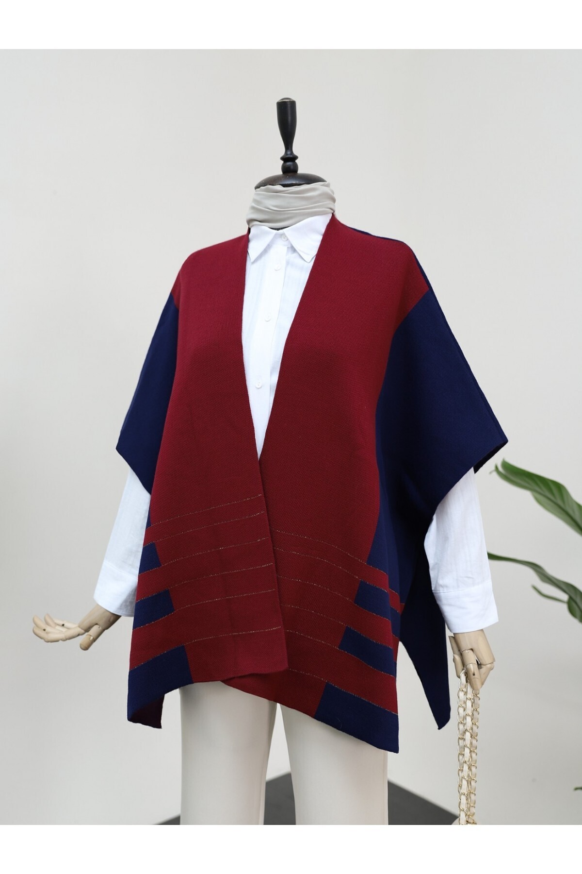 Modamorfo-Strick-Poncho mit kurzen Ärmeln und Seitenschlitzen – dunkel 3