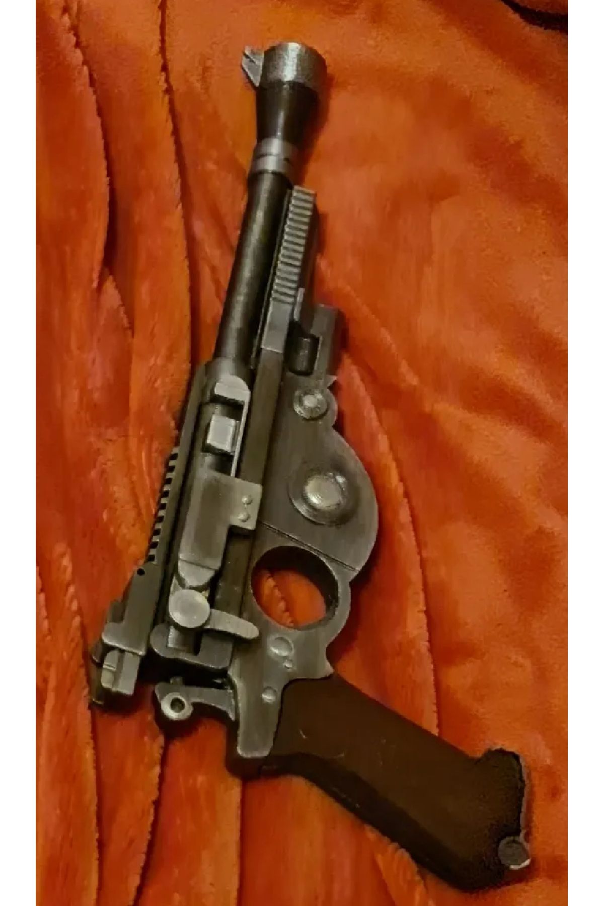 NOMOTHETIC Mandalorian Blaster on One Plate “Bir Avcının Efsanesi Ellerinizde!”
