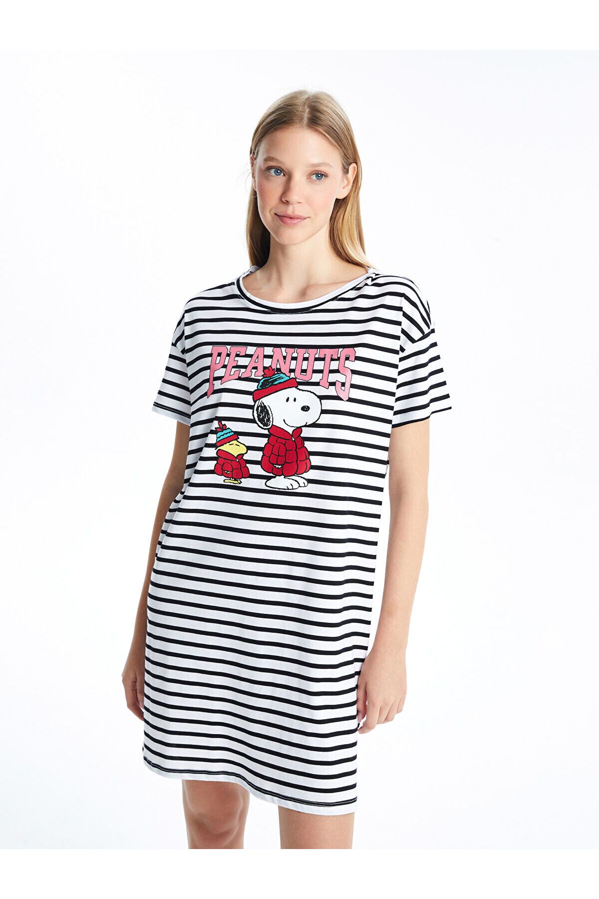 LC Waikiki-Lcwk Crew Neck Snoopy Printed Women's Nightgown 1