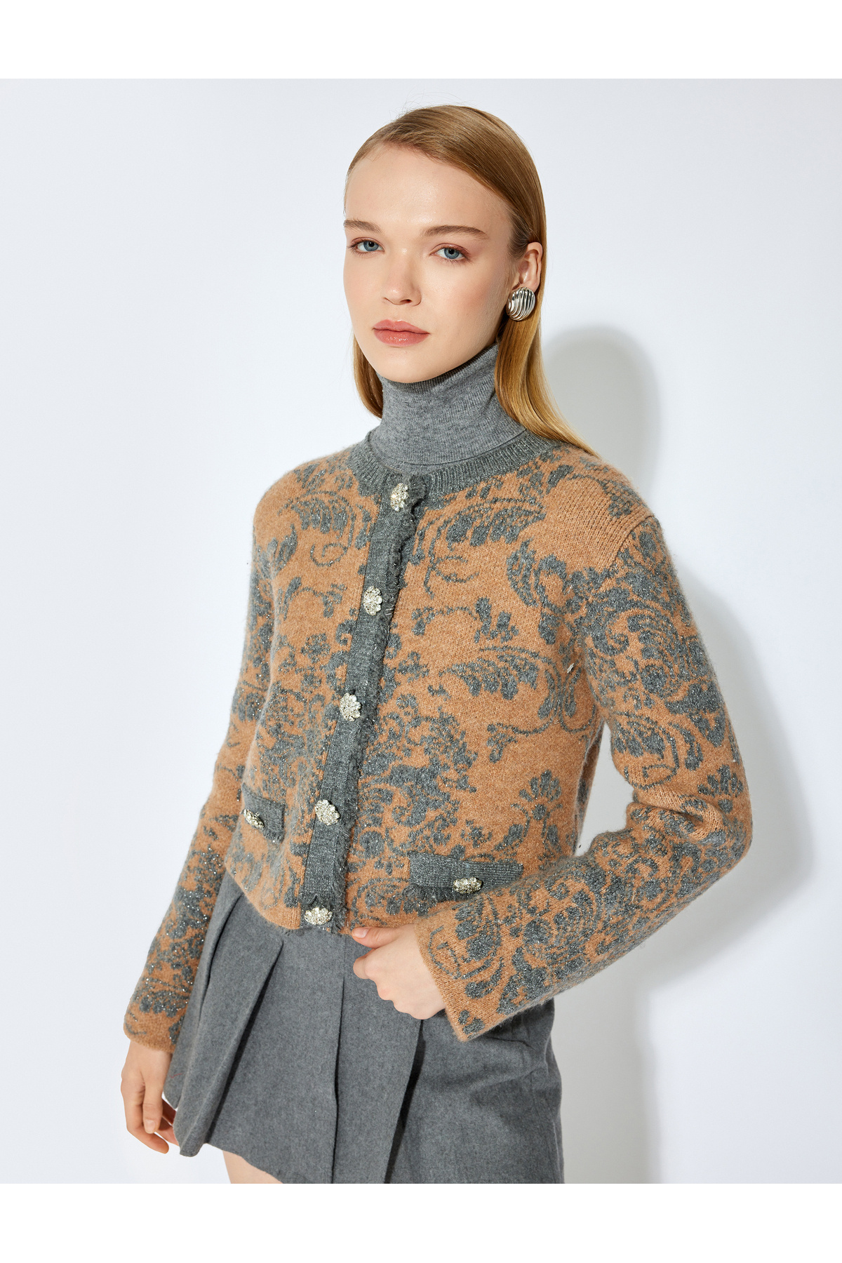 Koton  X Şahika Ercümen - Parıltılı Floral Desenli Taşlı Düğme Detaylı Uzun Kollu Bisiklet Yaka - Görsel 2