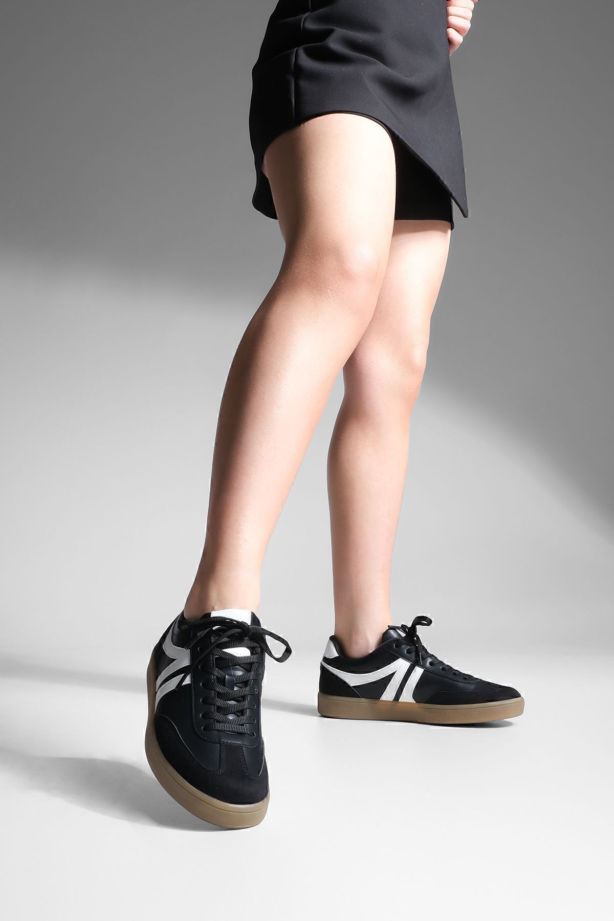 Marjin-Tiyone Schwarzer Damen-Sneaker – Sportschuhe mit Schnürung und flacher Sohle 6