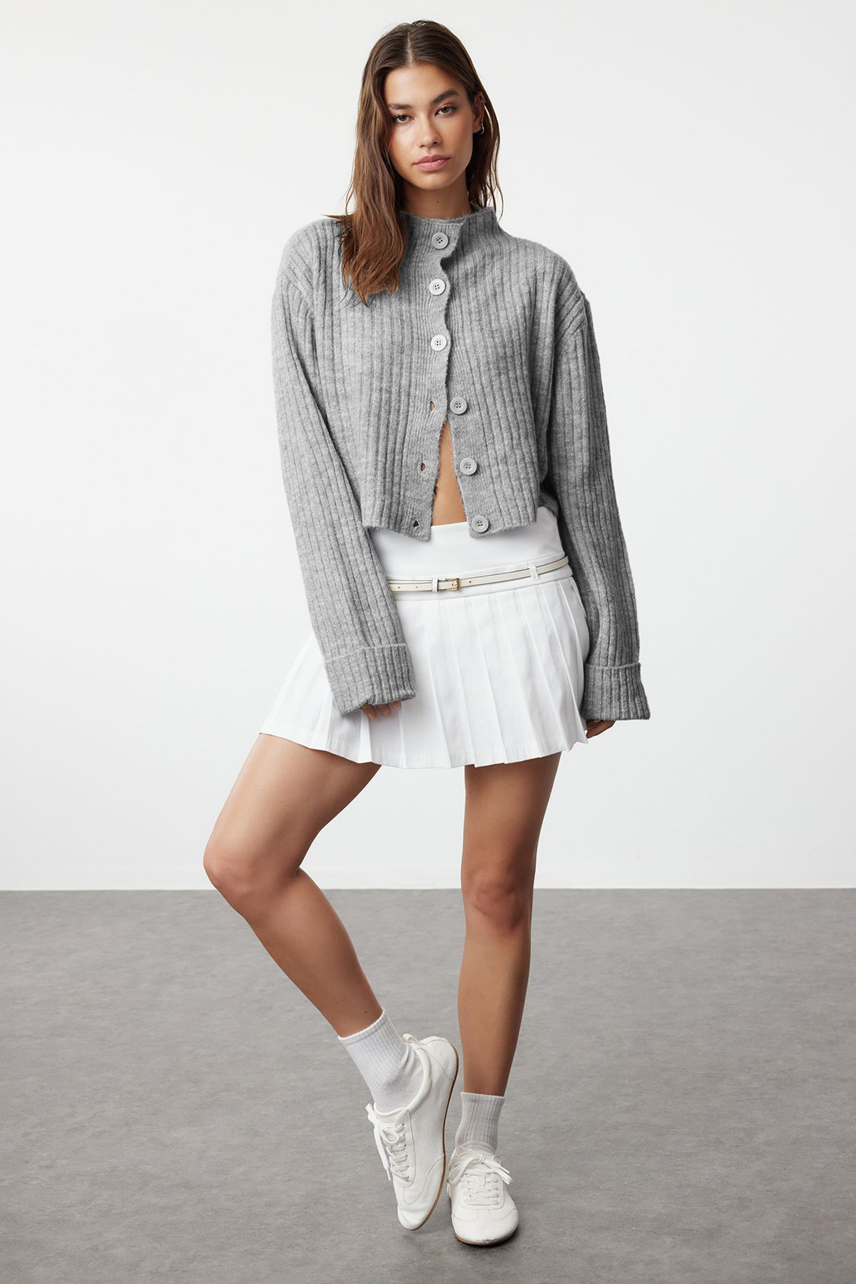 Trendyolmilla  Koyu Gri Crop Yumuşak Dokulu Dik Yaka Triko Hırka TWOAW22HI0174 - Görsel 2