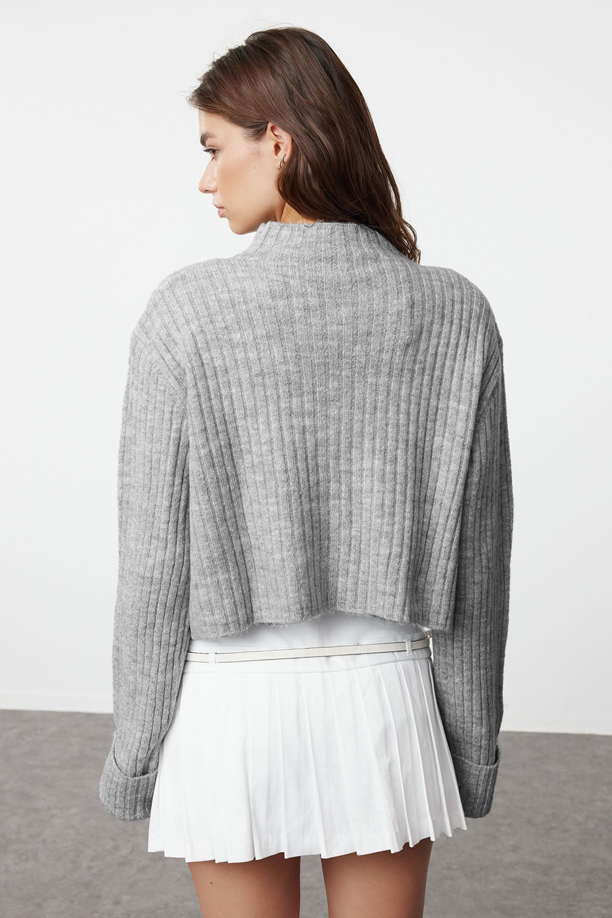 Trendyolmilla  Koyu Gri Crop Yumuşak Dokulu Dik Yaka Triko Hırka TWOAW22HI0174 - Görsel 5