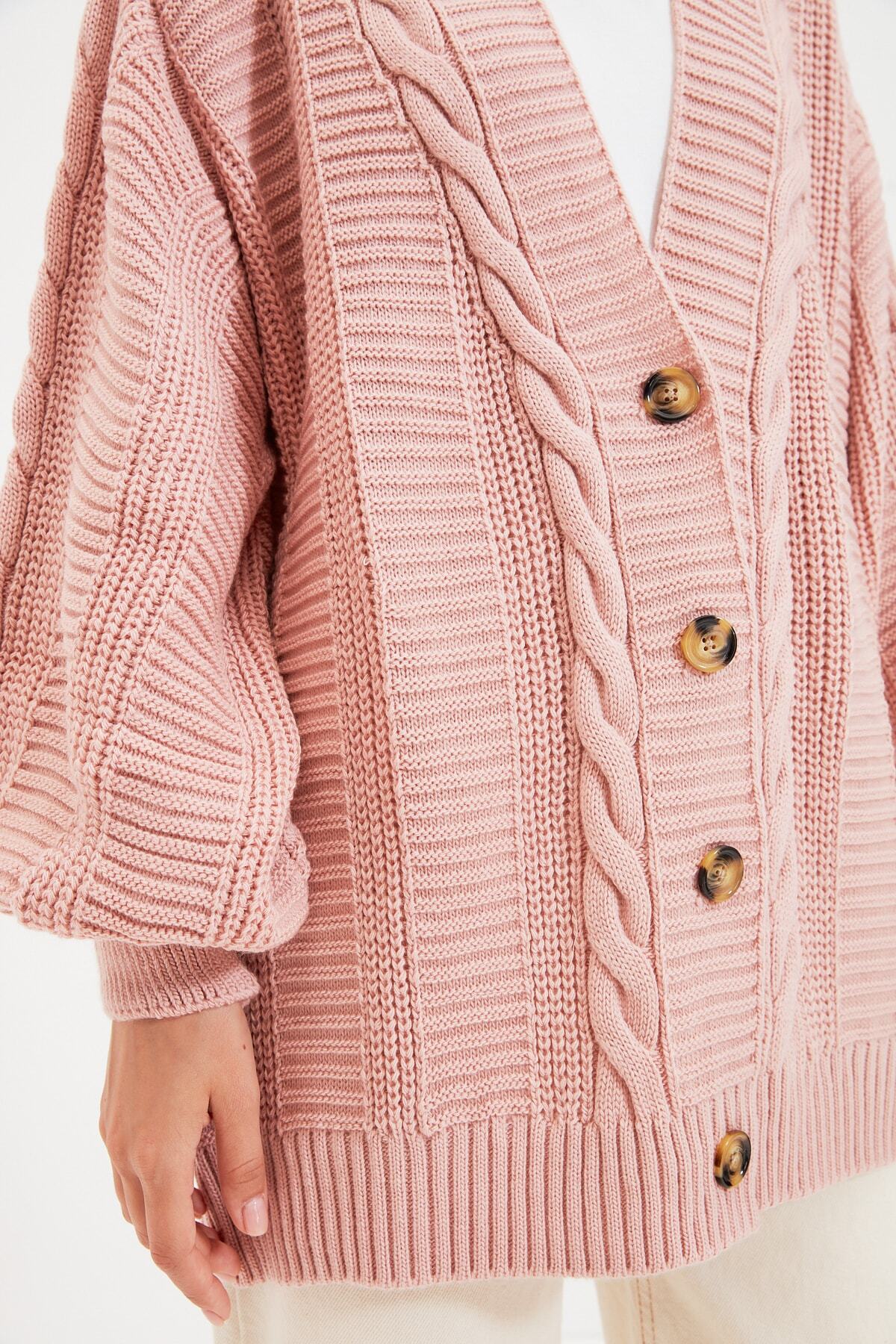 Trendyol Modest-Puderfarbener, geflochtener, locker geschnittener Strick-Cardigan TCTAW22TH0002 4