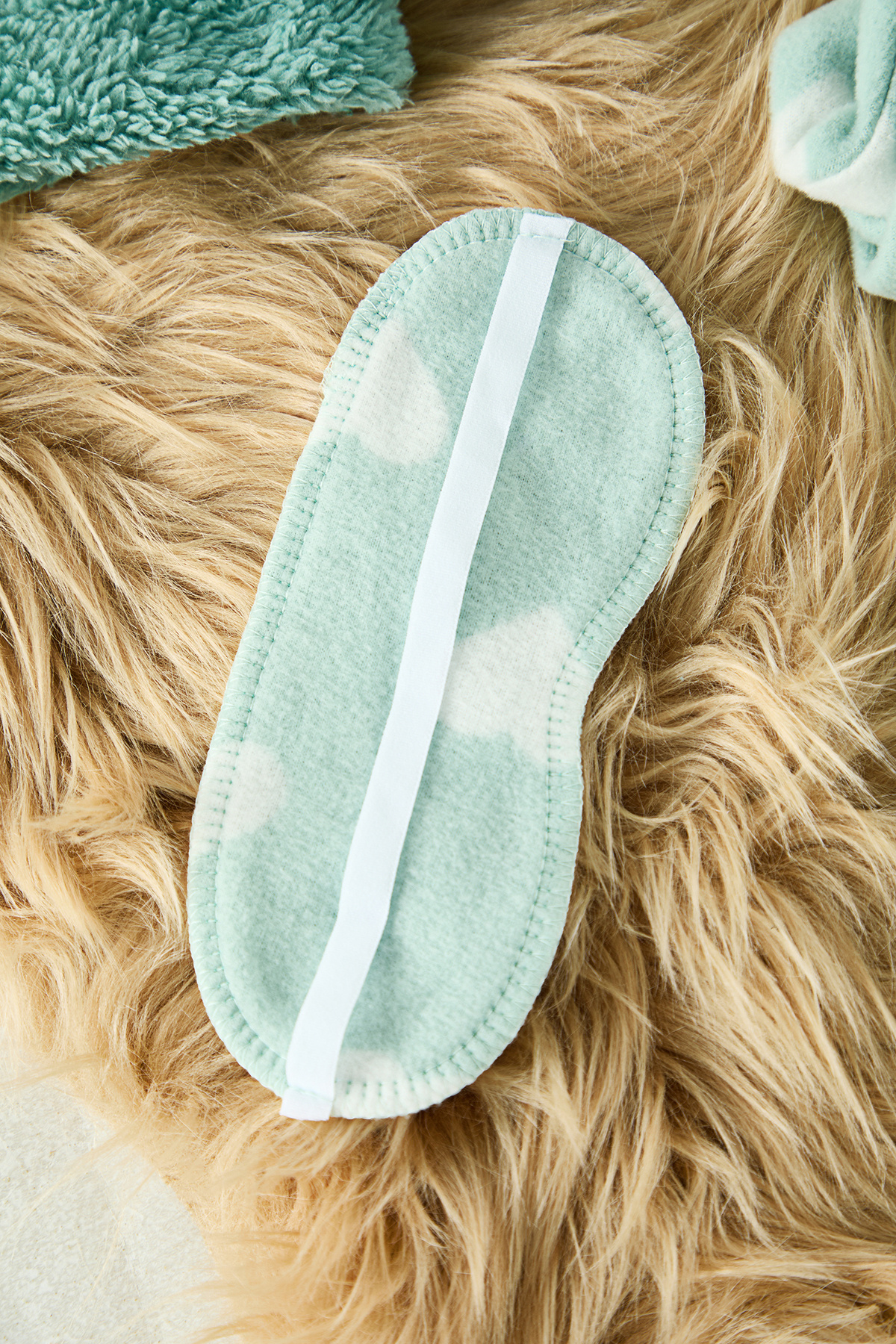 Trendyol Collection Fleece-Winter-Pyjama-Set mit mintfarbenem Katzen-Stickerei-Schlafband – THMAW21PT0669