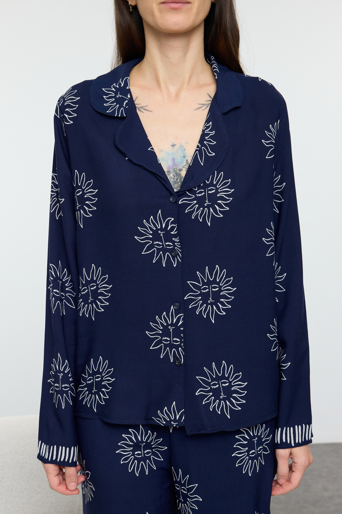 Trendyolmilla  Lacivert Güneş Desenli Viskon Dokuma Pijama Takımı THMAW25PT00034 - Görsel 4