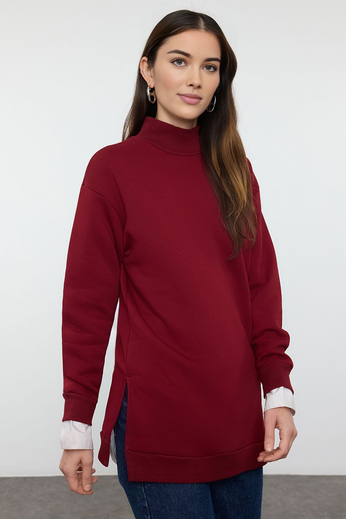 Trendyol Modest-Bordová flísová oversize mikina - stojačik a detail rozparku Tctaw25Tw00004 1