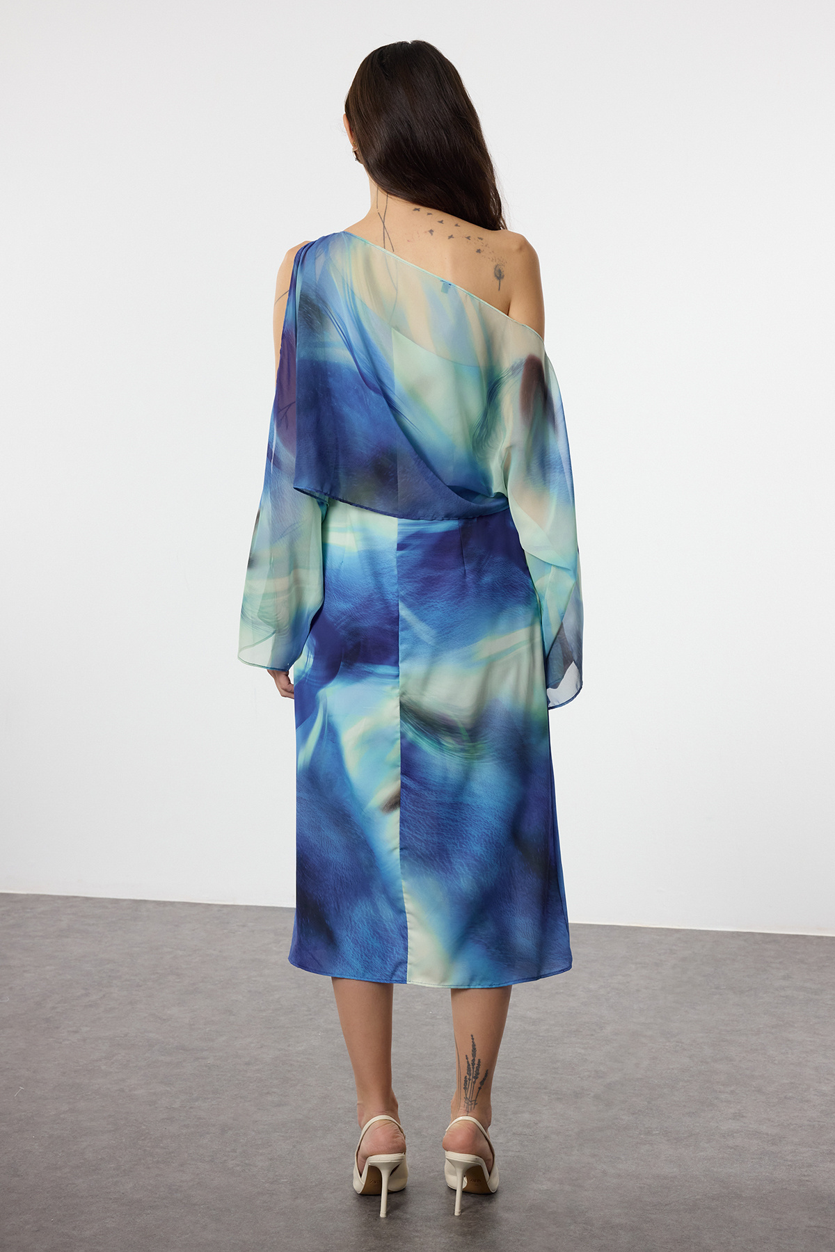 Trendyolmilla  Mavi Soyut Desenli Düz Kesim Pelerin Detaylı Maxi Astarlı Şifon Dokuma Elbise TWOSS25EL00014 - Görsel 5