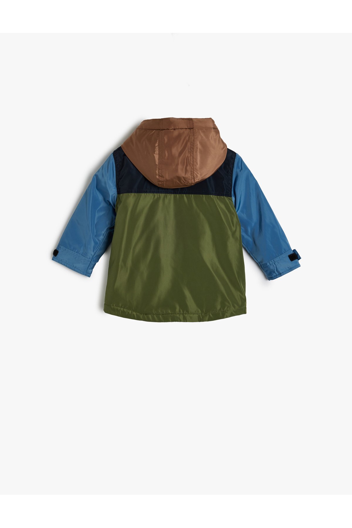 Koton Kapşonlu mont soğuk kış günlerinde ideal bir tercih oluyor. Montun fermuar detaylı cepleri minikl fotoğrafı 2 (önizleme)