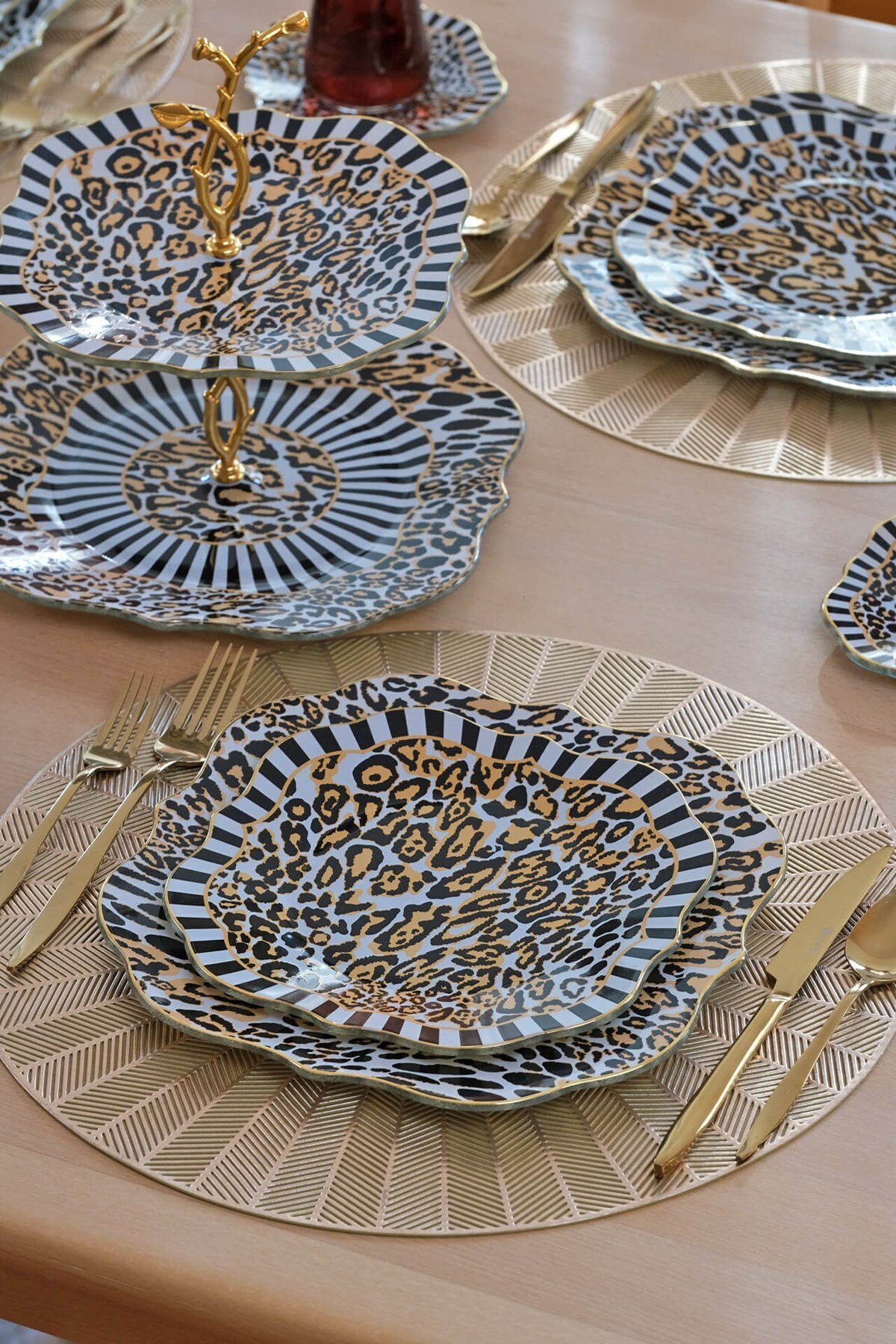 Glore-Leopard Gold Gilt Glass Serving Plate Set for 6 People 5