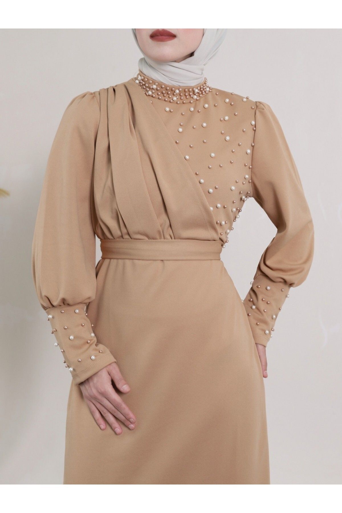 Modamorfo-Nerz-Kreppkleid – zweireihiger Ausschnitt und Perlendetails 5
