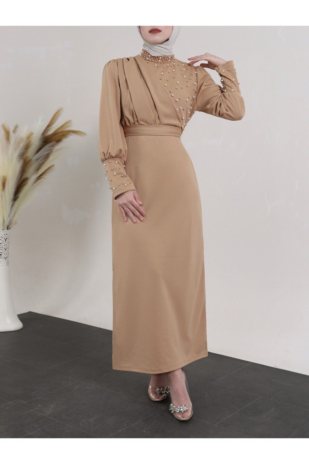 Modamorfo-Nerz-Kreppkleid – zweireihiger Ausschnitt und Perlendetails 3