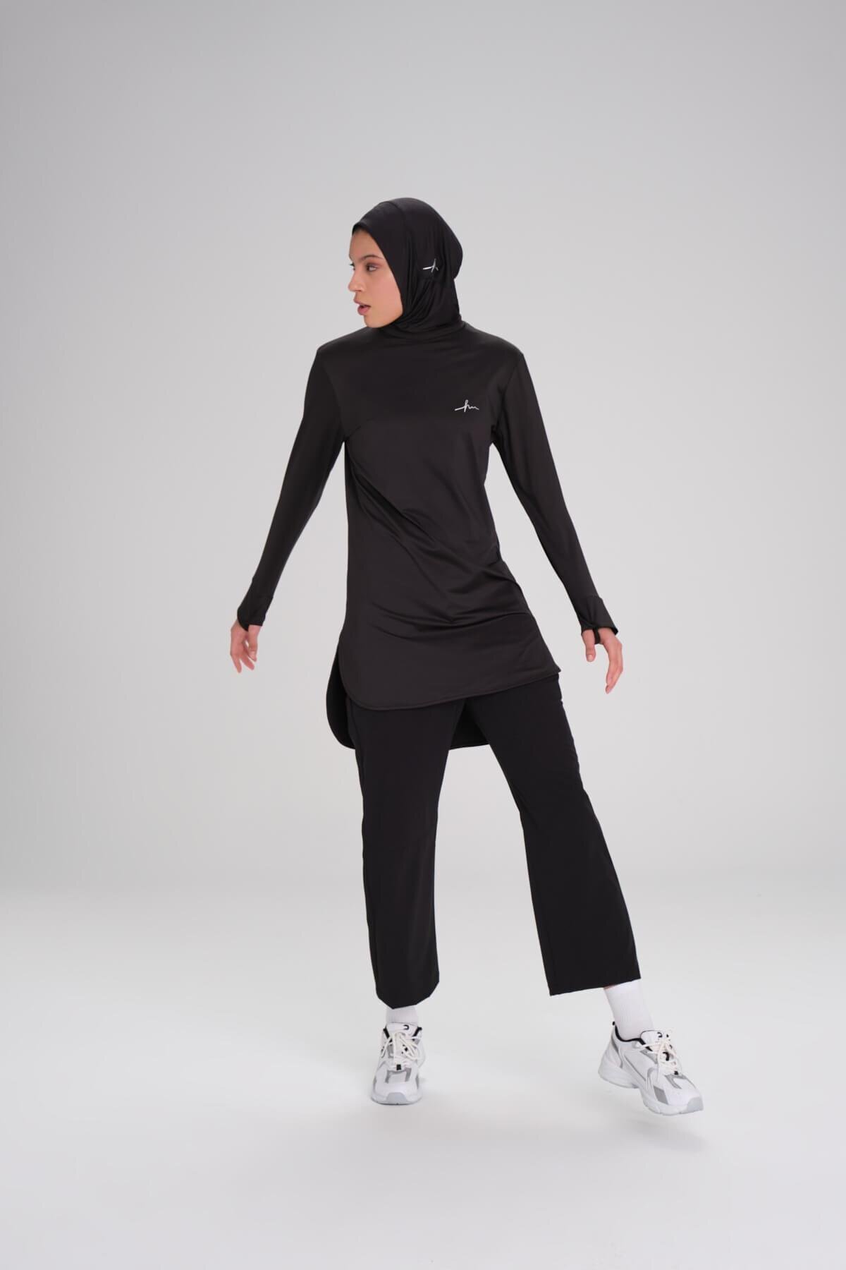 تي شيرت تدريب حجاب أسود بأكمام طويلة ورقبة دائرية...