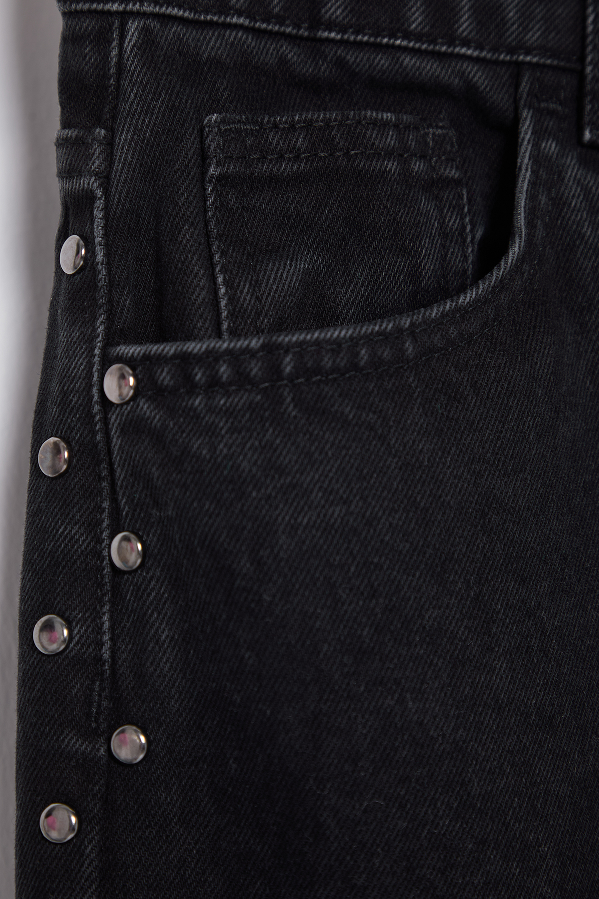 Trendyolmilla  Siyah Trok Detaylı Paçası Yırtmaçlı Yüksek Bel Wide Leg Jeans TWOSS25JE00015 - Görsel 10