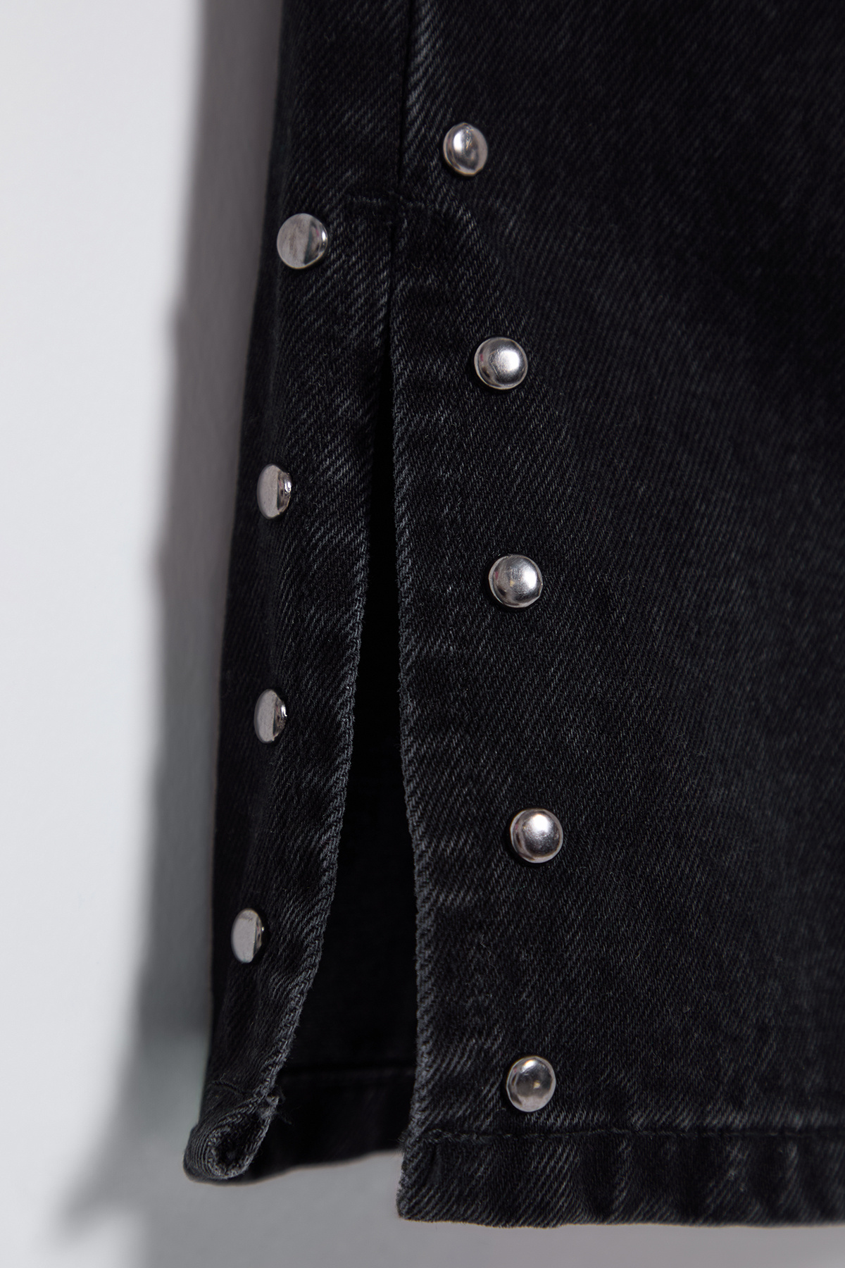 Trendyolmilla  Siyah Trok Detaylı Paçası Yırtmaçlı Yüksek Bel Wide Leg Jeans TWOSS25JE00015 - Görsel 9