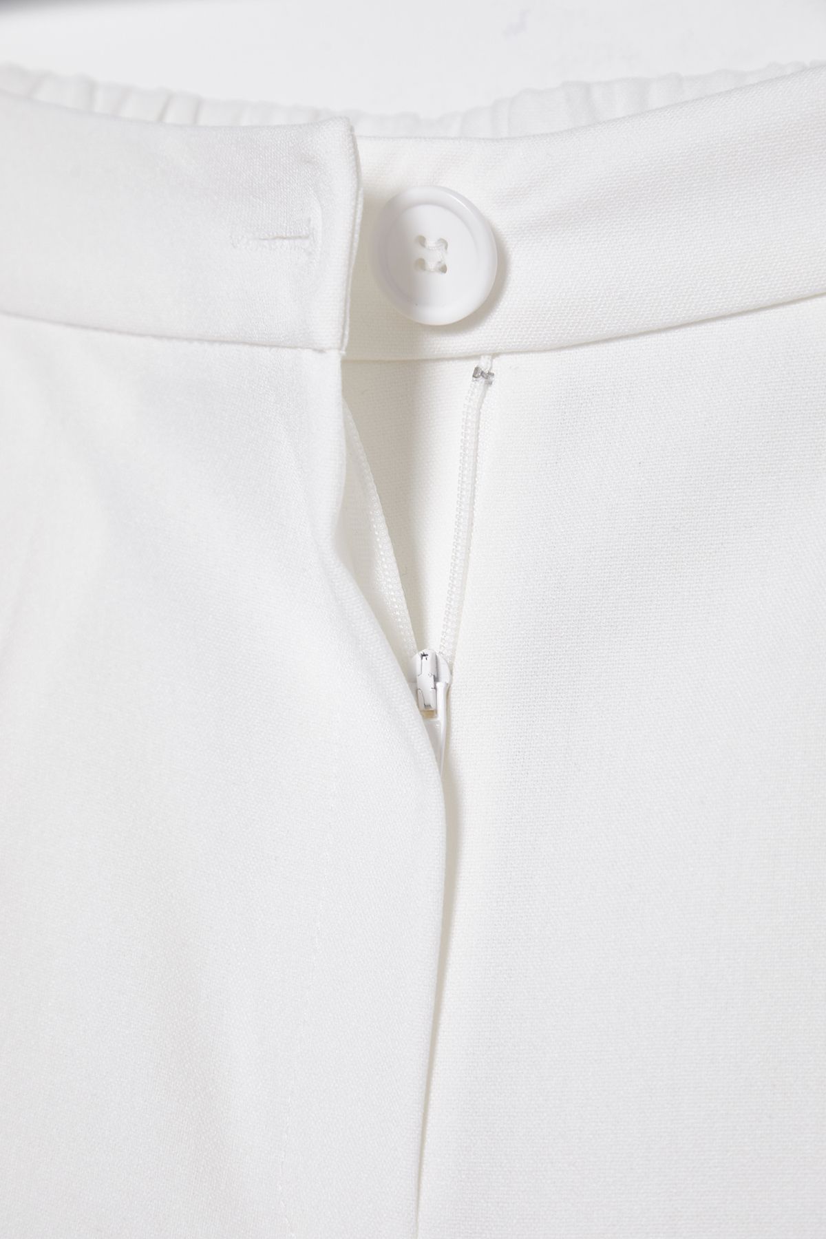 Trendyol Collection-Weiße Hose mit weitem Bein und niedriger Taille – elastischer Rücken, TWOSS25PL00021 5