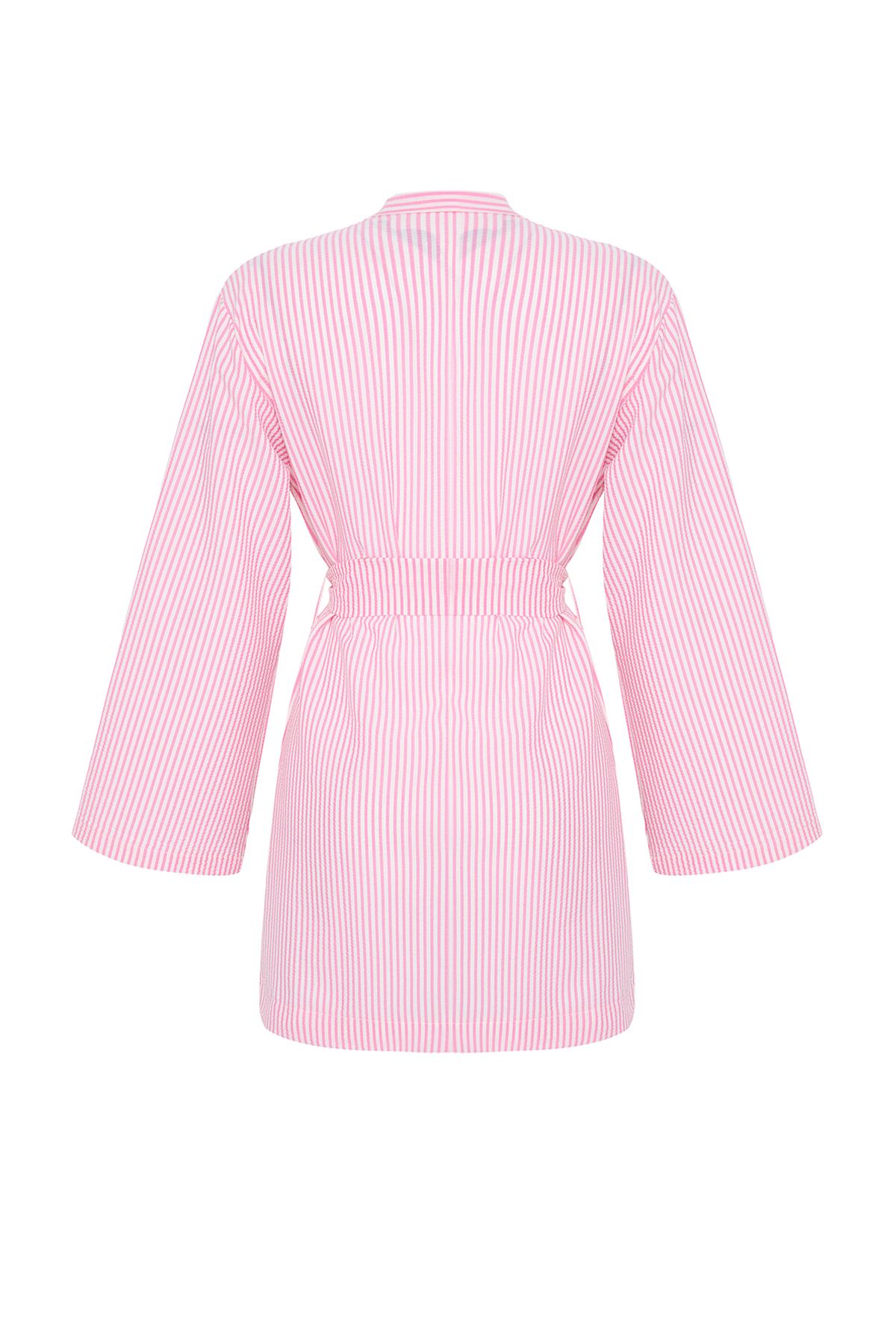 Trendyol Modest-Gewebter, mit Seersucker gestreifter, rosafarbener Kimono und Kaftan mit Gürtel – TCTSS23KK00001 8