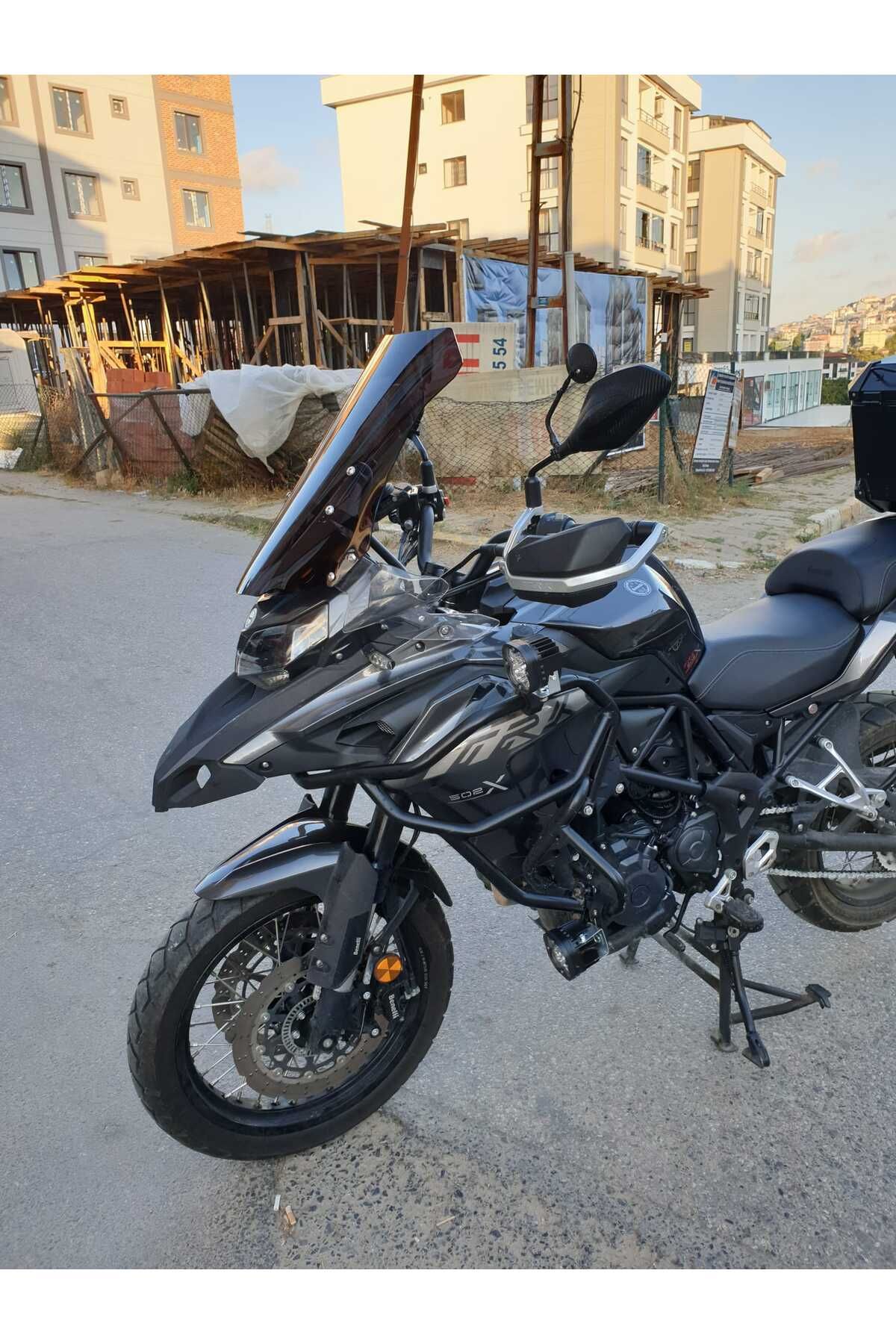 Benelli TRK 502 X Siperlik Ön Cam 2017-2025 Model 54cm Siyah Renkli 4mm UZUN CAM
