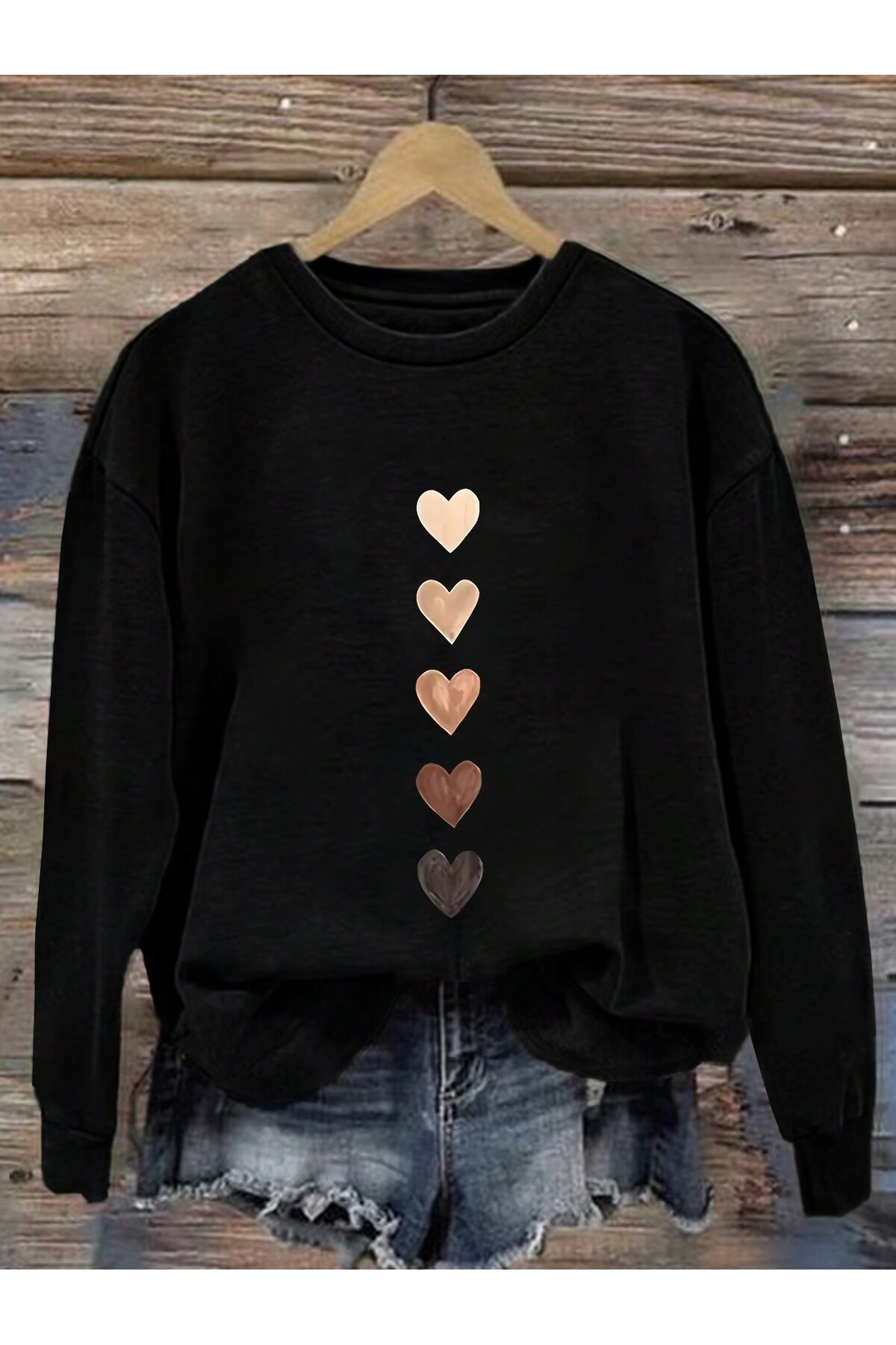 سويت شيرت بياقة مستديرة بطبعة قلوب صغيرة ونسر