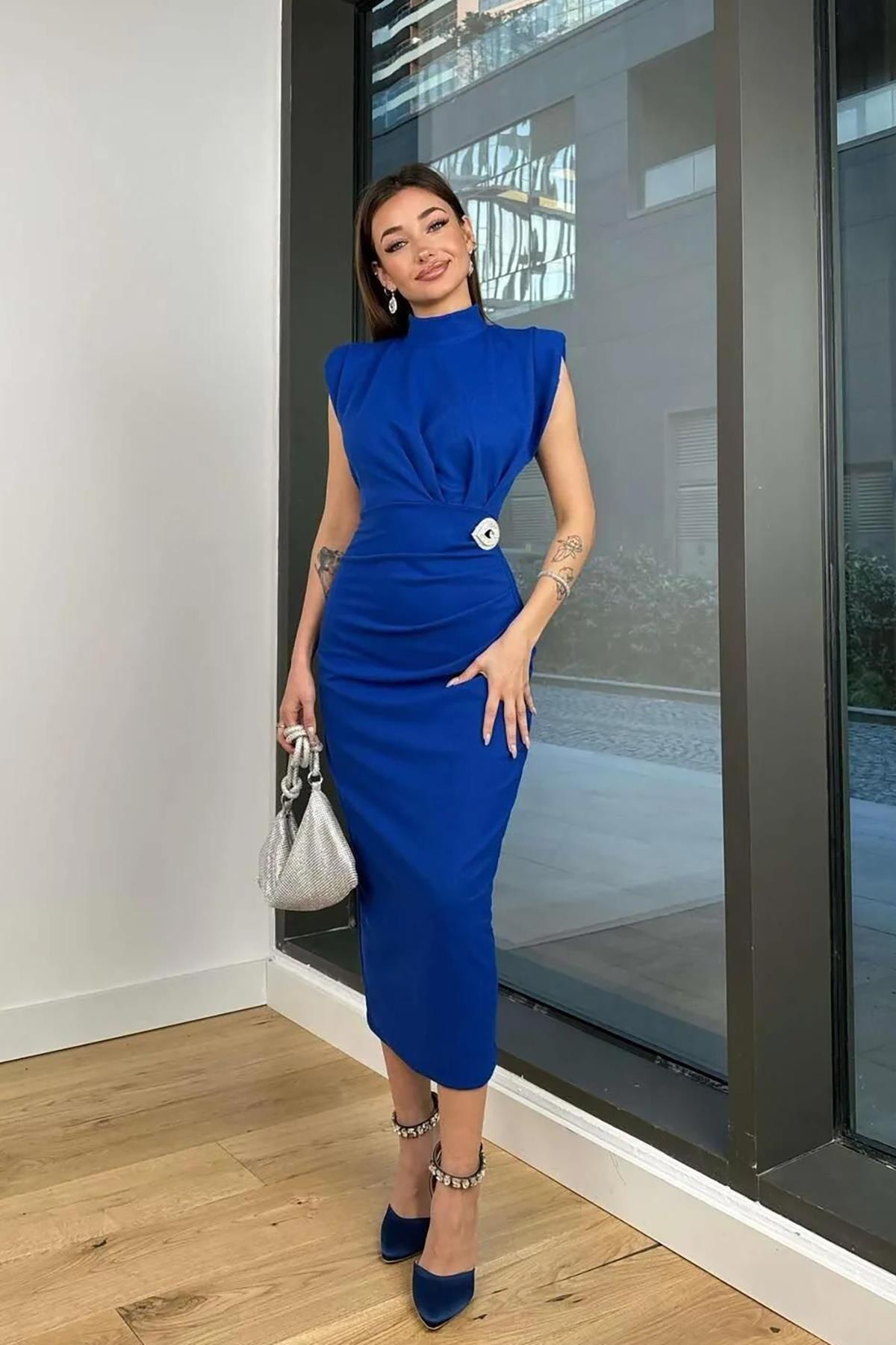 Deafox-Saks Blue Rollkragen-Kreppkleid mit Broschendetail – wattiert 2