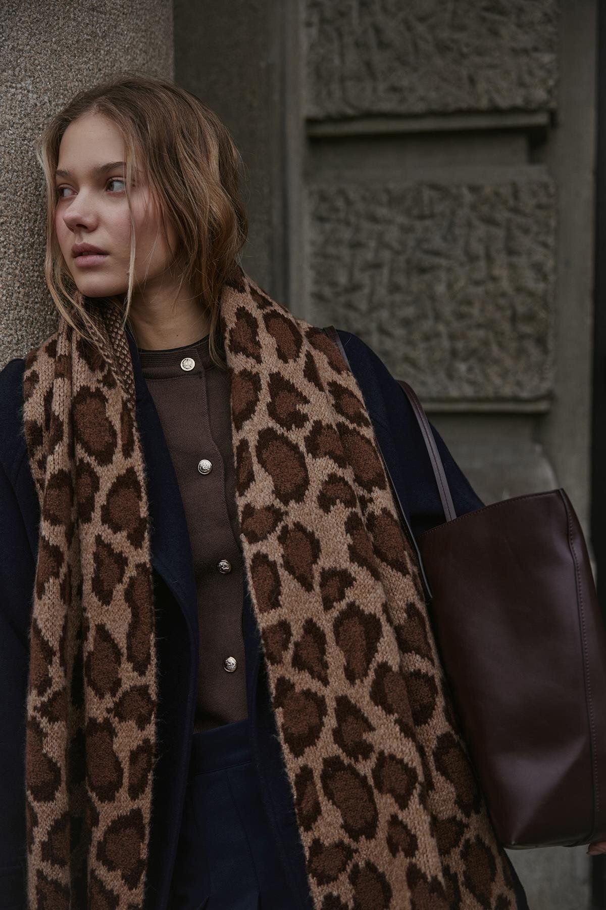 Fahhar-Brown Leopard Patterned Scarf 3