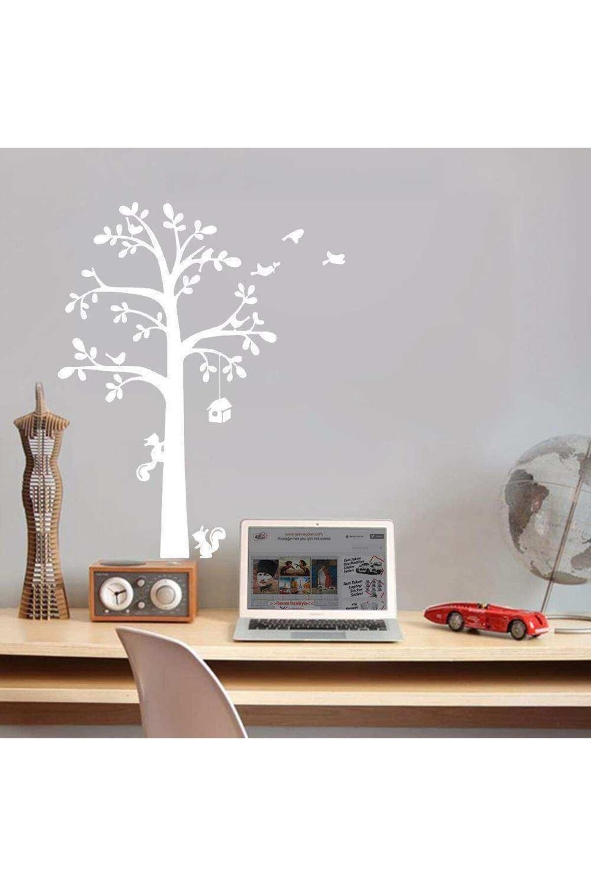 MLH STORE Ağaçtaki Evlerine Çıkan Sincaplar Dekoratif Duvar Sticker, Çıkartma, Etiket Beyaz
