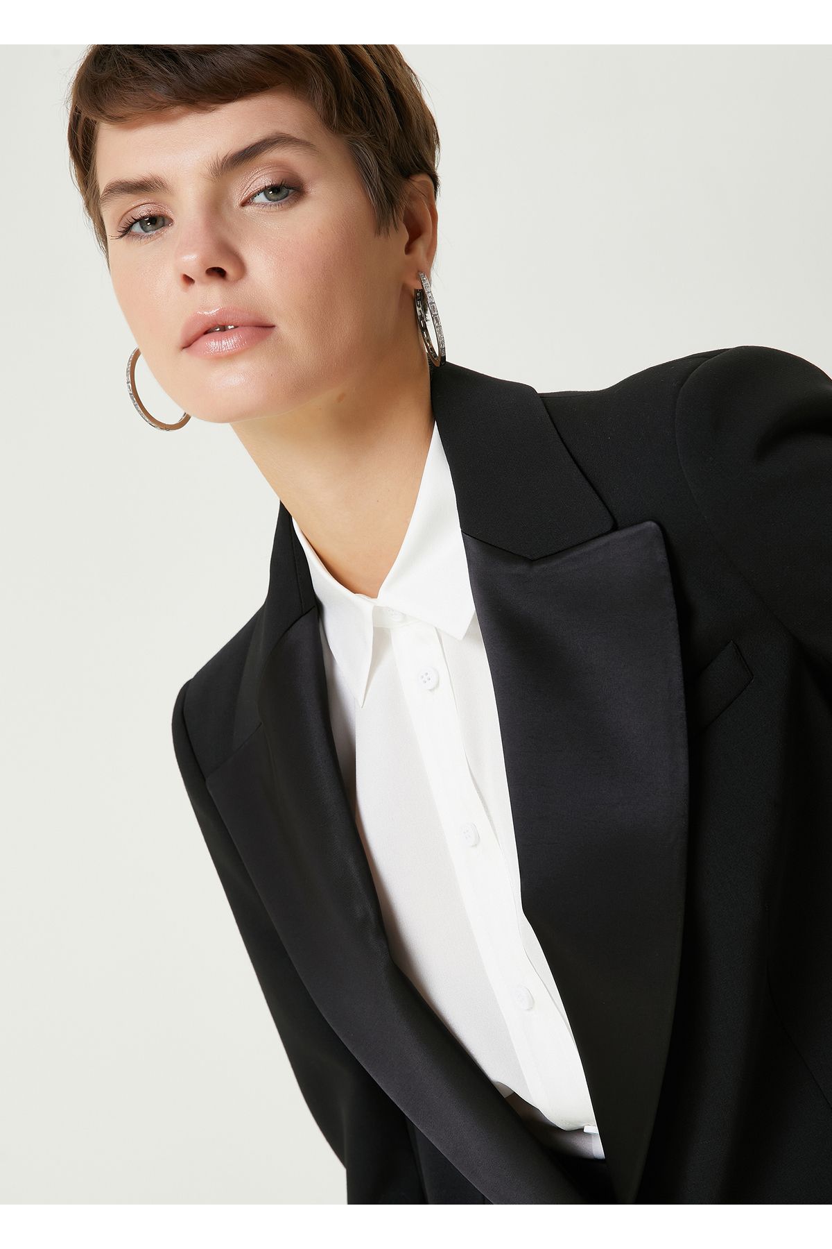 Academia-Black Satin Collar Tuxedo Jacket Size: 40 2