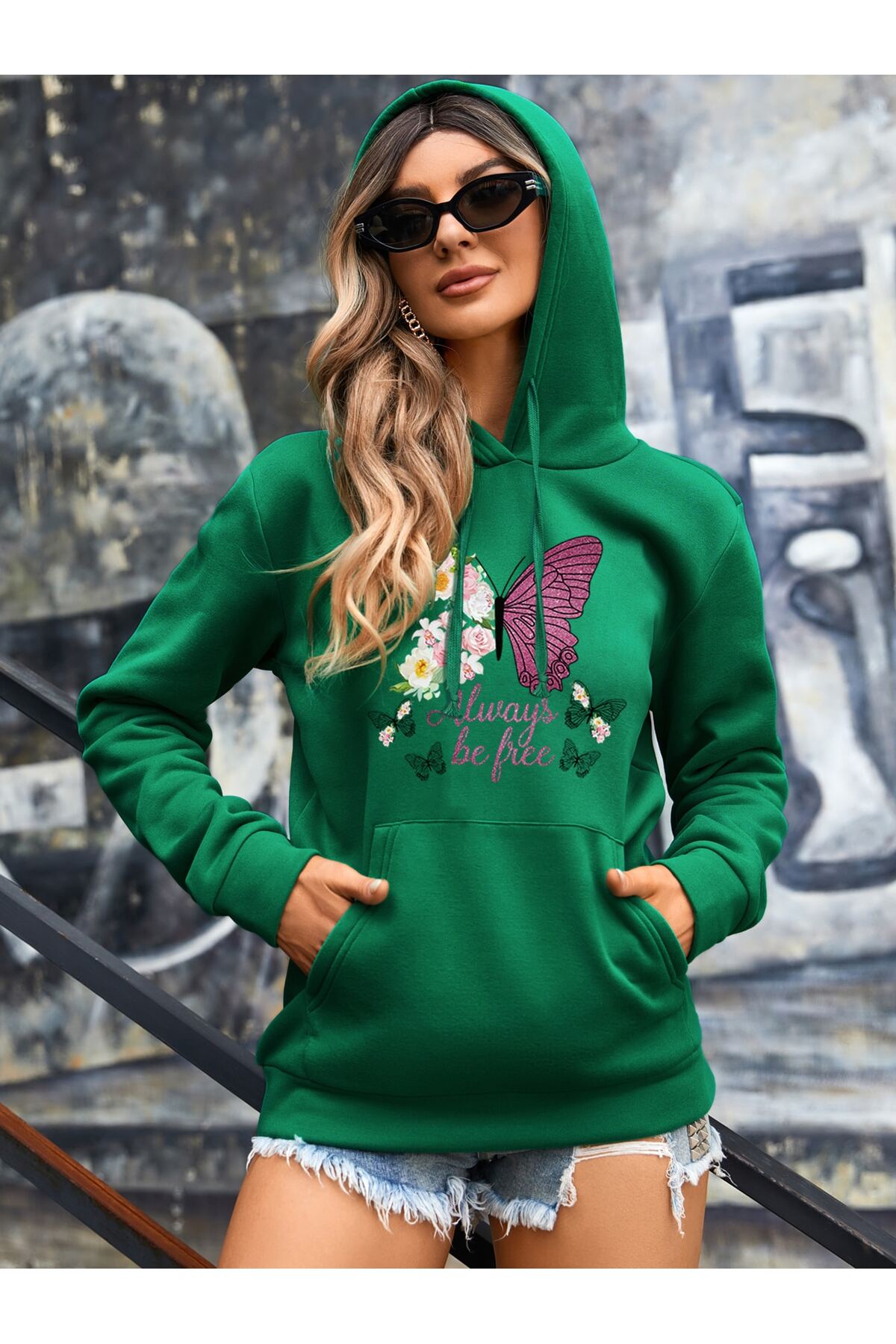 هودي مطبوع بالفراشات والزهور