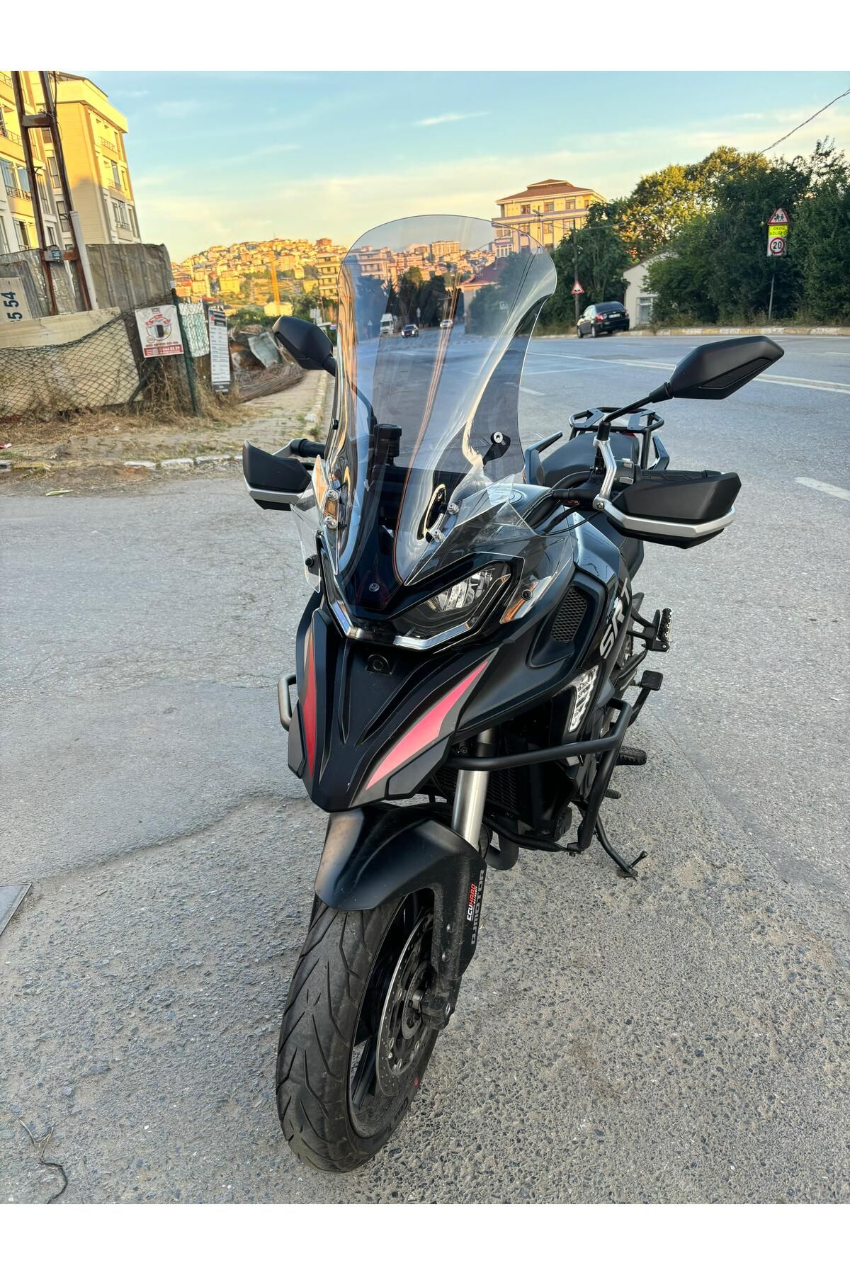 QJ SRT 800 X Siperlik Ön Cam 2023-2025 Model 61cm Füme Renkli 4mm