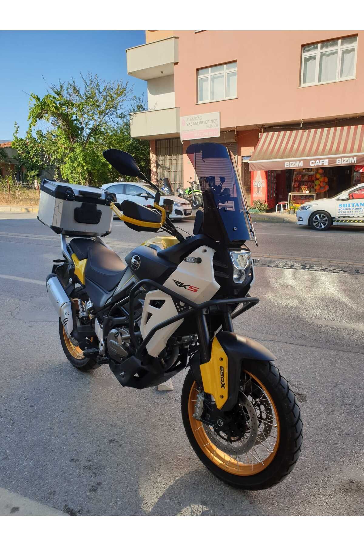 QJ SVT 650 X Siperlik Ön Cam 2023-2025 Model 50cm Siyah Renkli 4mm UZUN CAM