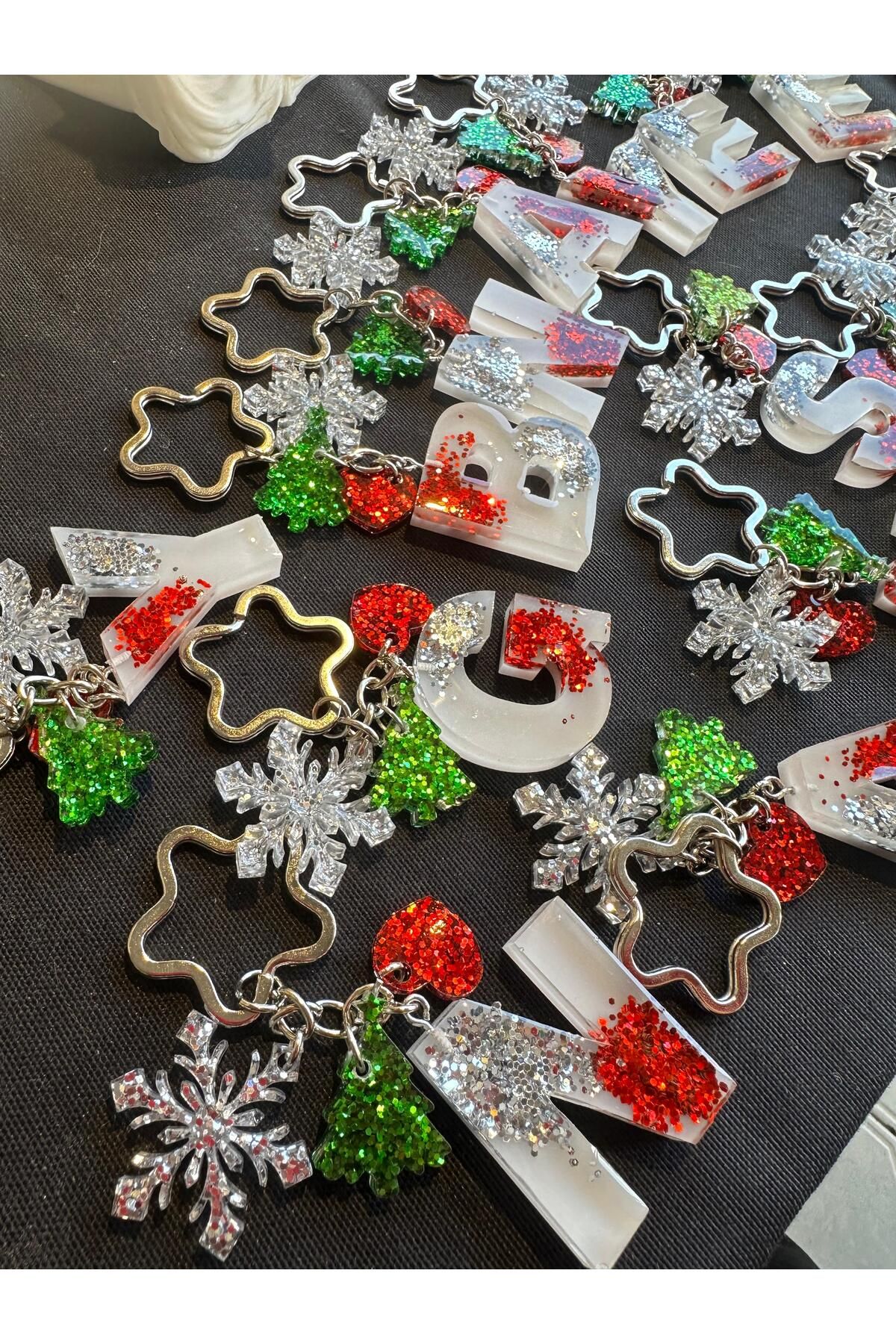 epoksiya-Letter g Christmas Concept Epoxy Keychain Snowflake Pine Tree Heart Object Colorful Gift Keychain 2
