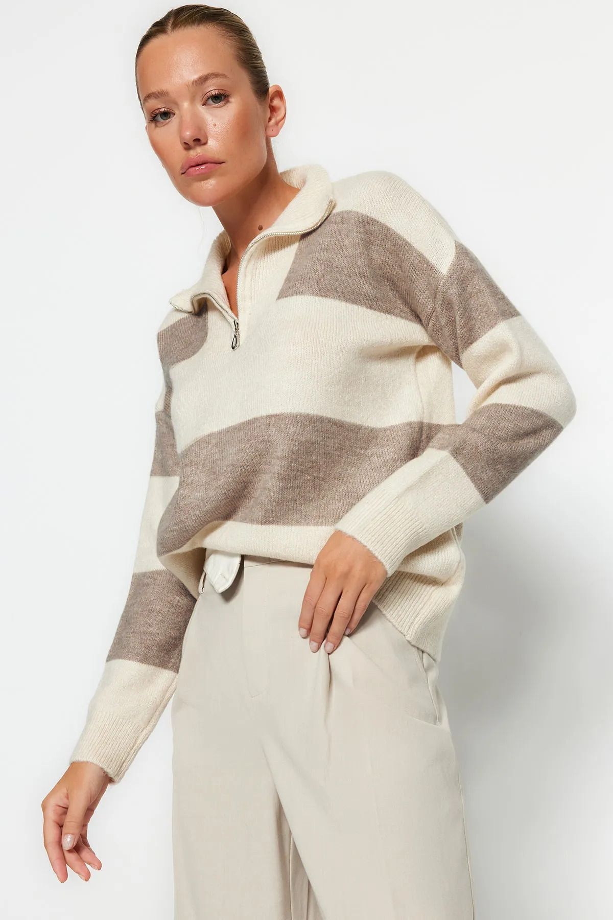 Trendyol Collection-Weich strukturierter beige Strickpullover – weite Passform, Reißverschluss TWOAW22KZ0424 2