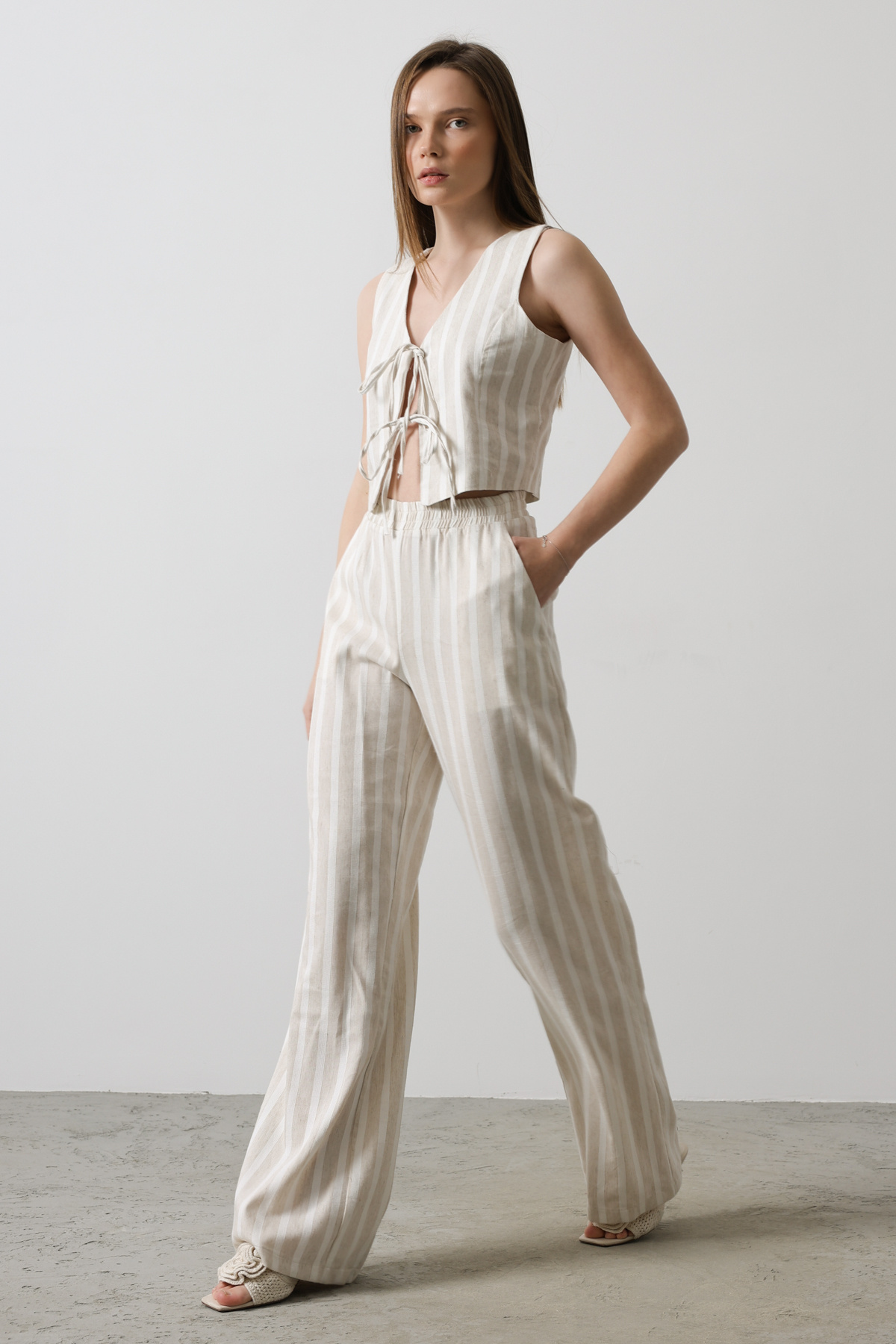 Trendyol Collection-Beige Leinen-Look gestreifte Hose mit elastischem Bund TWOSS25PL00037 5