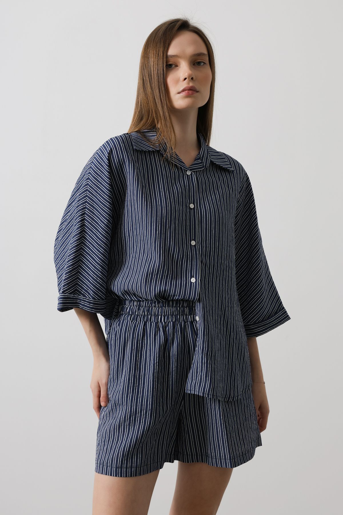 Trendyol Collection-Pantaloni scurti și bermude cu dungi cu talie elastică albastru bleumarin TWOSS25SR00038 5