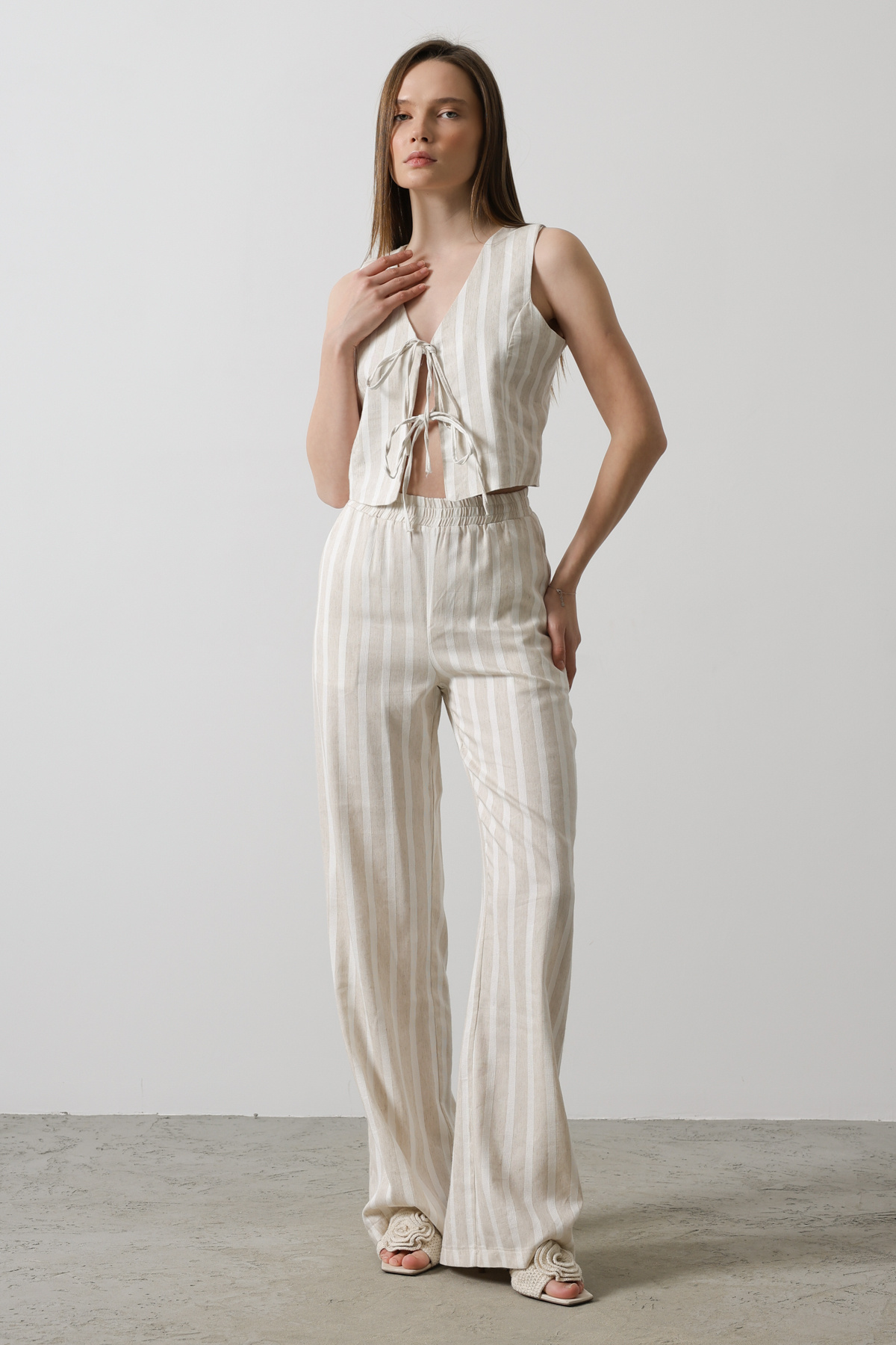 Trendyol Collection-Beige Leinen-Look gestreifte Hose mit elastischem Bund TWOSS25PL00037 3