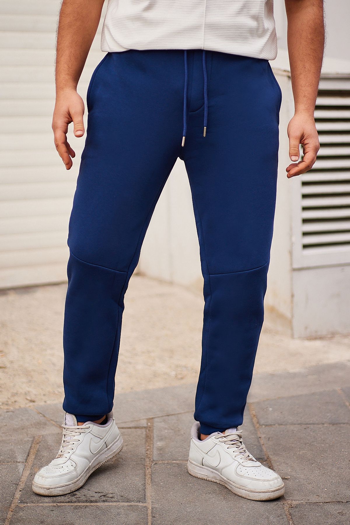 Trendyol Collection Spodnie Dresowe Indigo Stitching Detailed Thick - Krój Regularny Tmnaw25ea00002 Mężczyzna - S