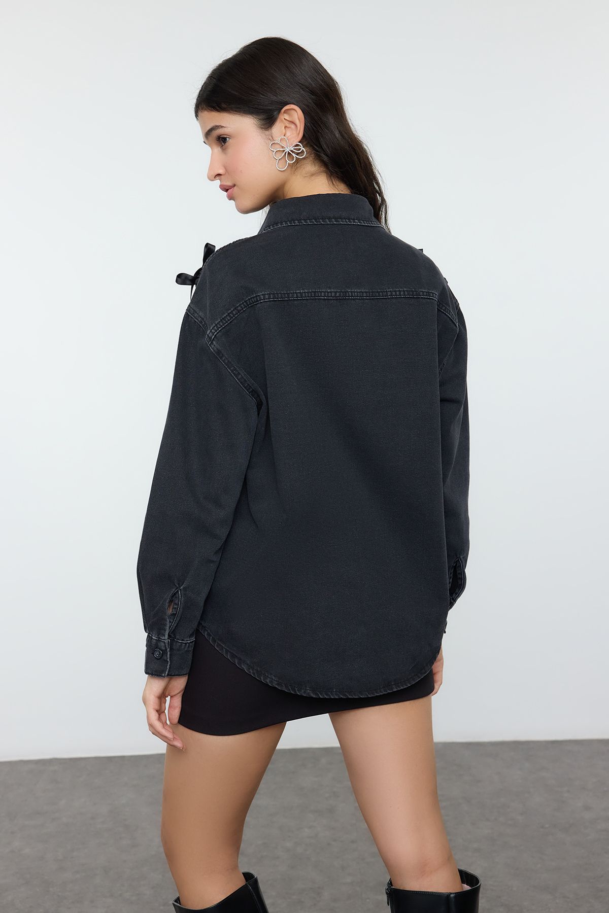 Trendyol Collection-Denim Oversize Shirt with Black Bow/Ribbon Detail Twoss25Go00002 5