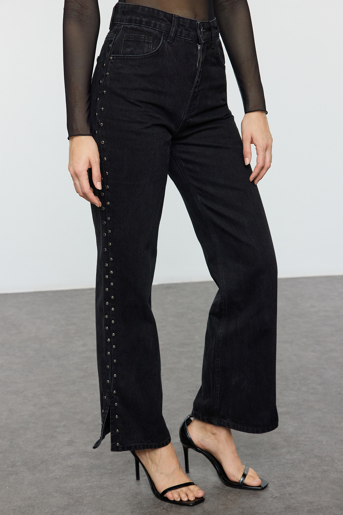 Trendyolmilla  Siyah Trok Detaylı Paçası Yırtmaçlı Yüksek Bel Wide Leg Jeans TWOSS25JE00015 - Görsel 3