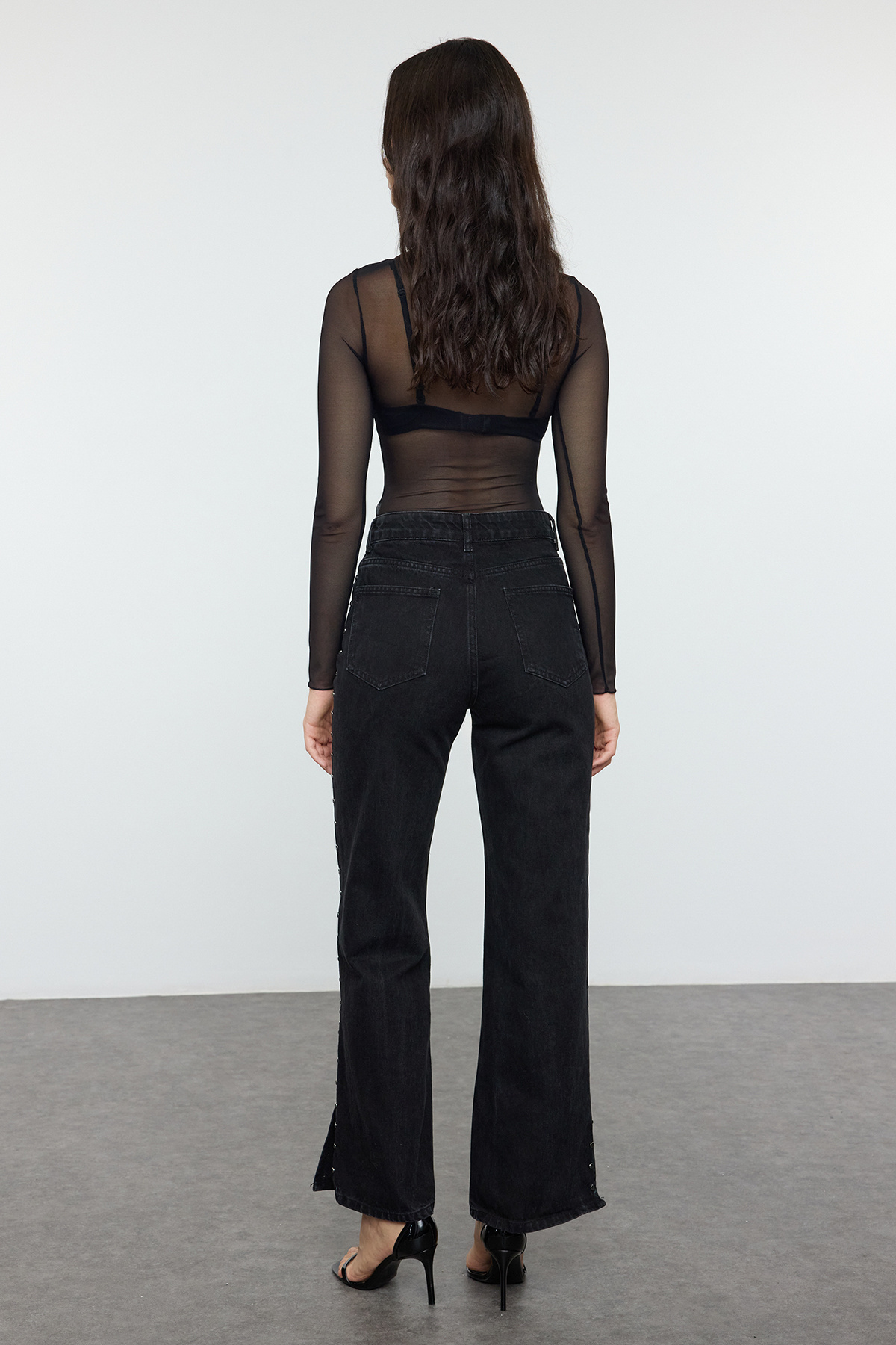 Trendyolmilla  Siyah Trok Detaylı Paçası Yırtmaçlı Yüksek Bel Wide Leg Jeans TWOSS25JE00015 - Görsel 5