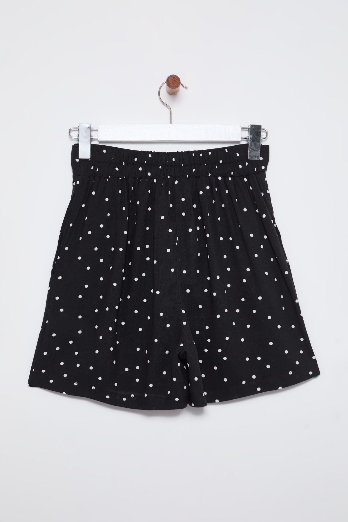 Trendyolmilla  Siyah Rahat Kesim Kuşaklı Puantiyeli Şort & Bermuda TWOSS25SR00008 - Görsel 9