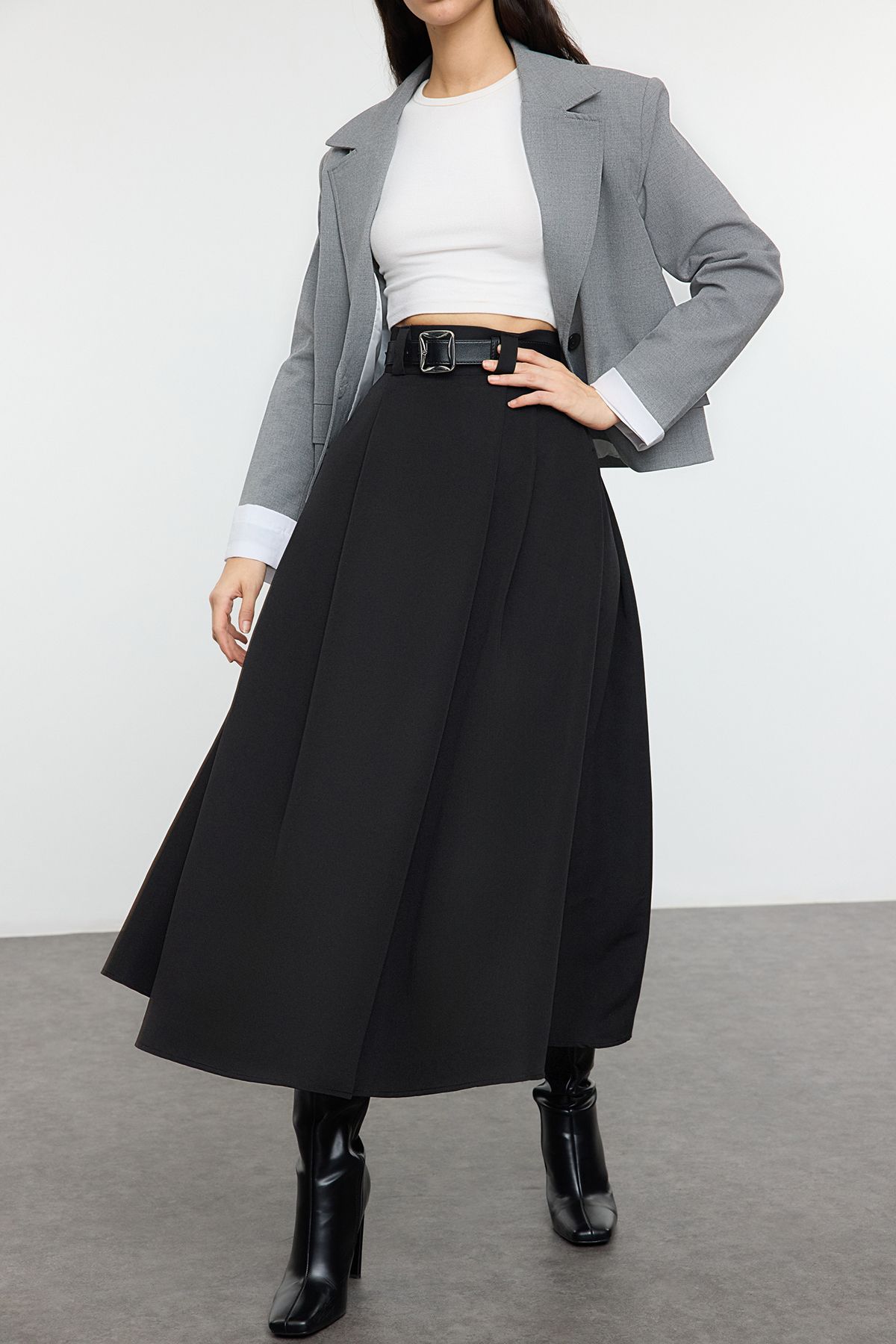 Trendyol Collection Czarna plisowana spódnica maxi TEDAW25ET00000
