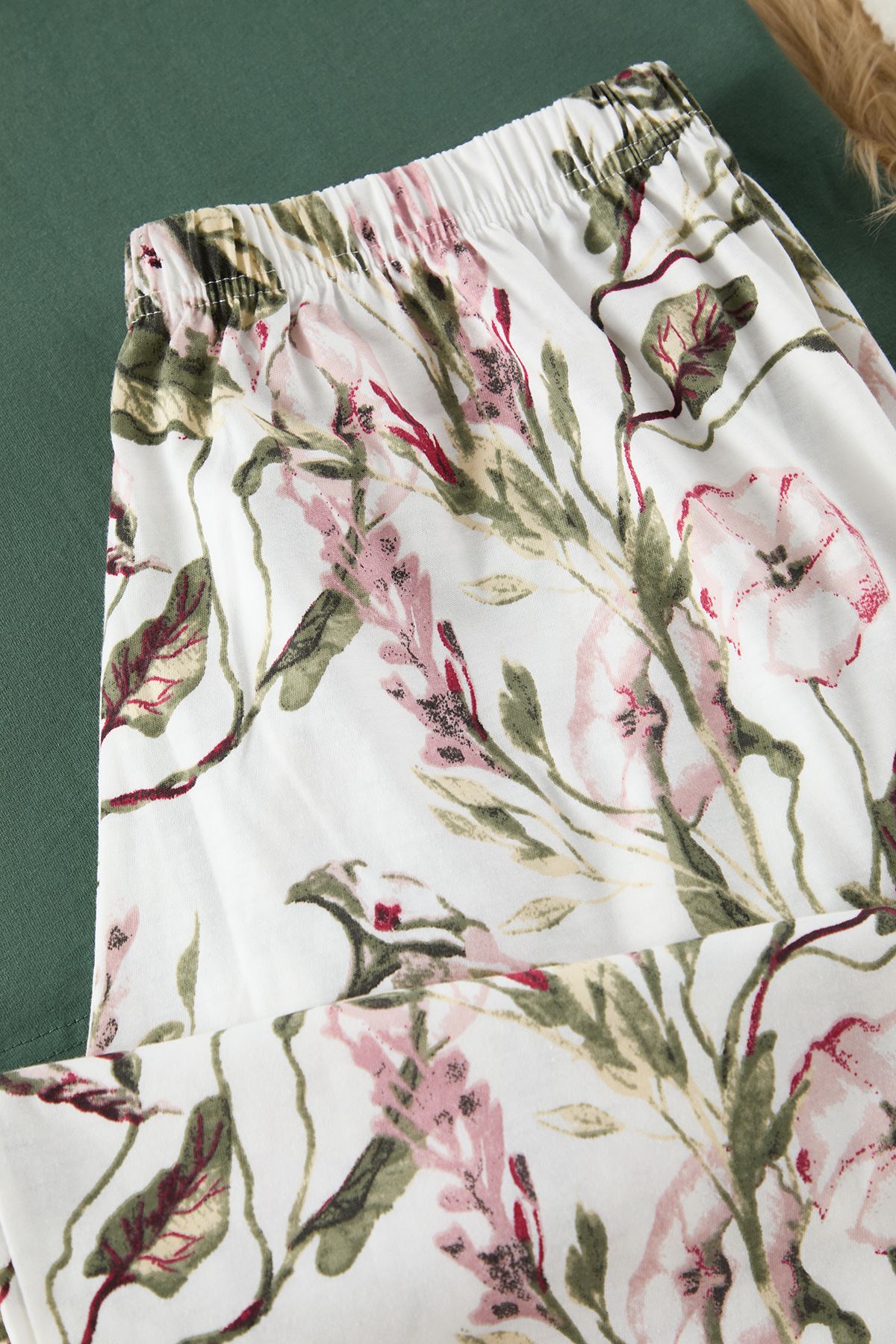 Trendyol Curve-Set de pijamale tricotate Capri cu flori verzi TBBSS25AI00002 7