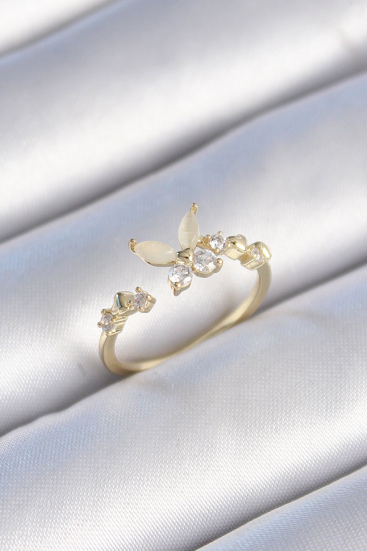 MMB Boutique Pirinç Gold Renk Zirkon Taş Detaylı Beyaz Mineli Kelebek Model Kadın Yüzük