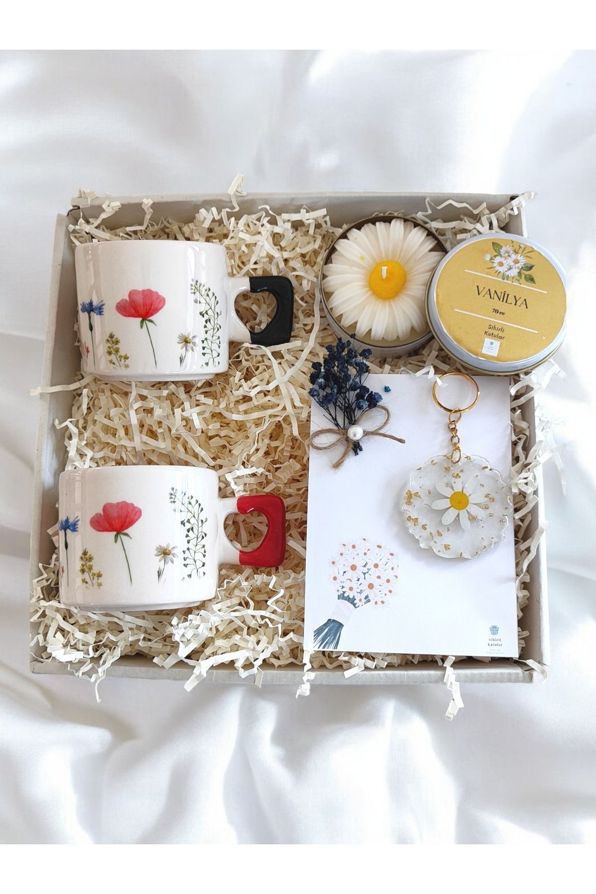 coffret cadeau double en céramique et bougie avec boîte à marguerite et porte clés marguerite décorée en époxy