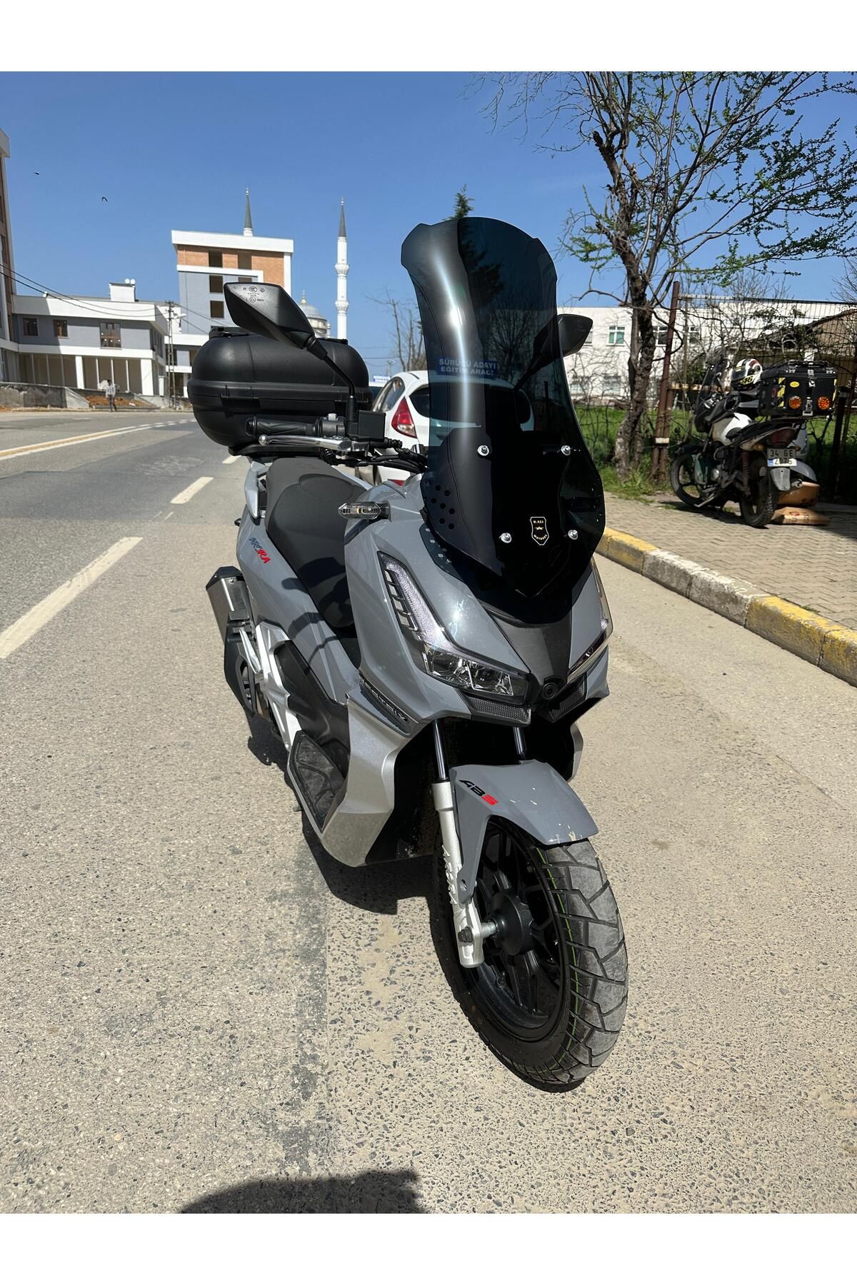 Arora Beatrix 150 Siperlik Ön Cam 2023-2025 Model 65cm Siyah Renkli 4mm ORTA BOYLU CAM